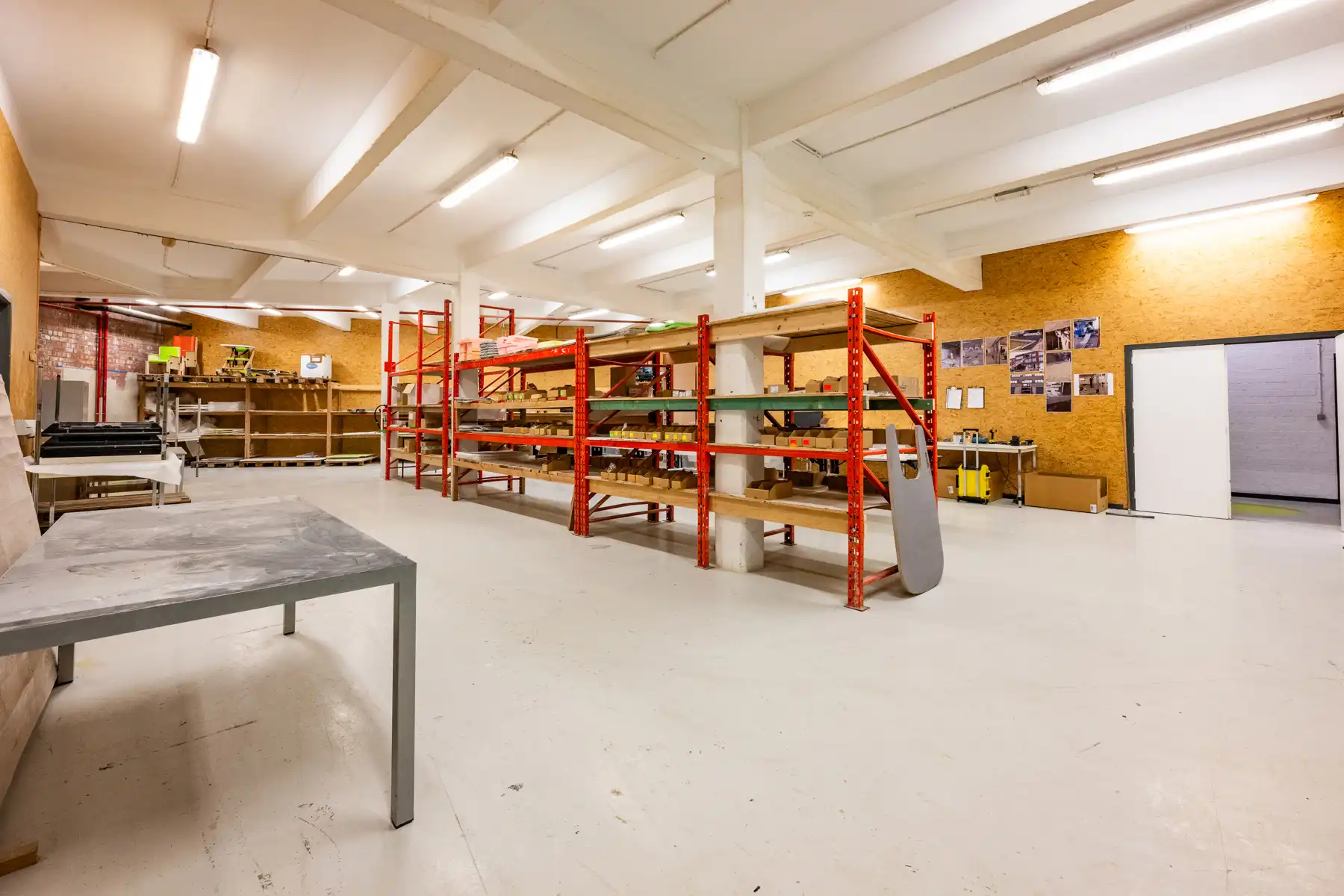 Ruim en veelzijdig bedrijfspand met parking en opslag foto 41