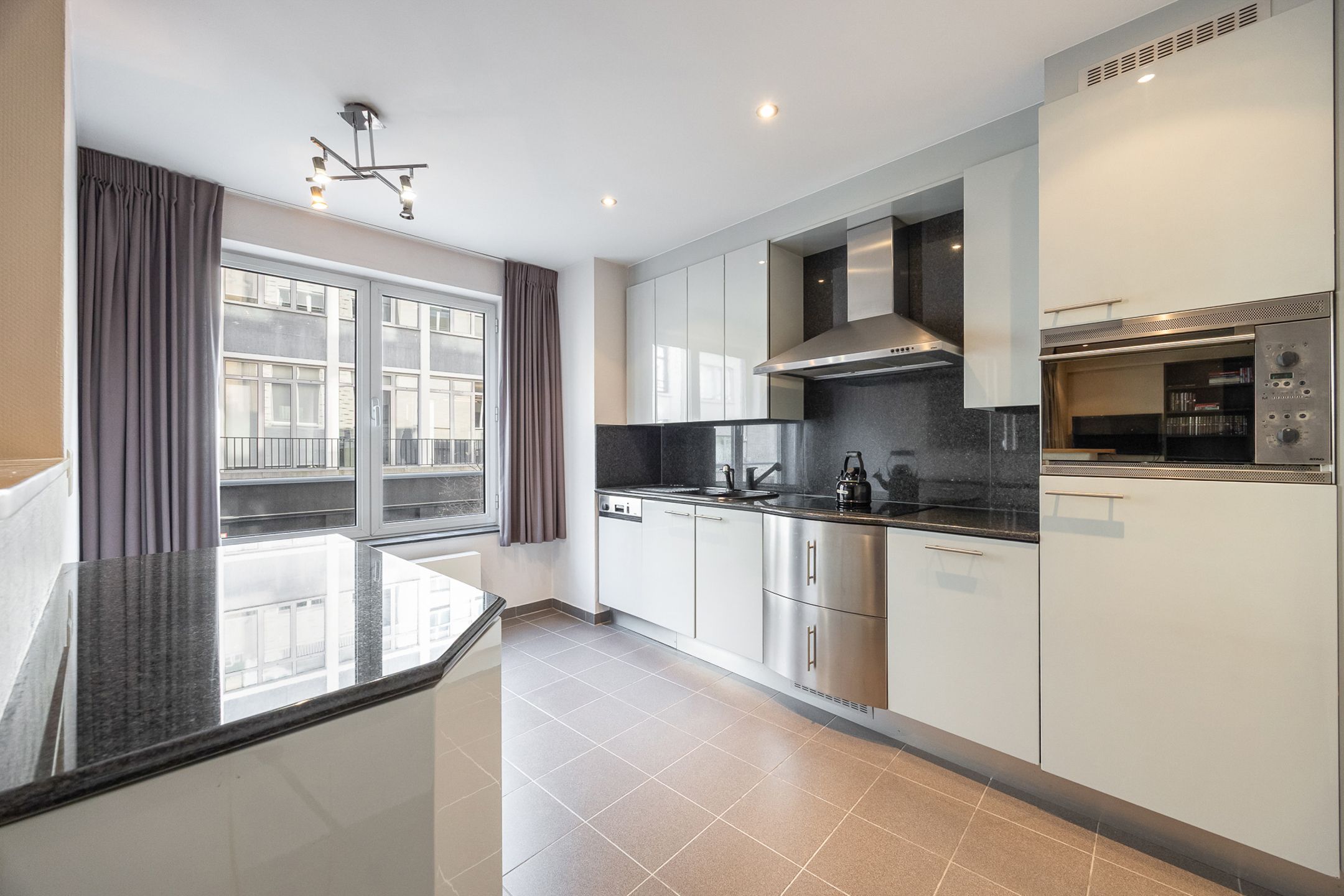Centraal gelegen appartement met twee terrassen foto 8