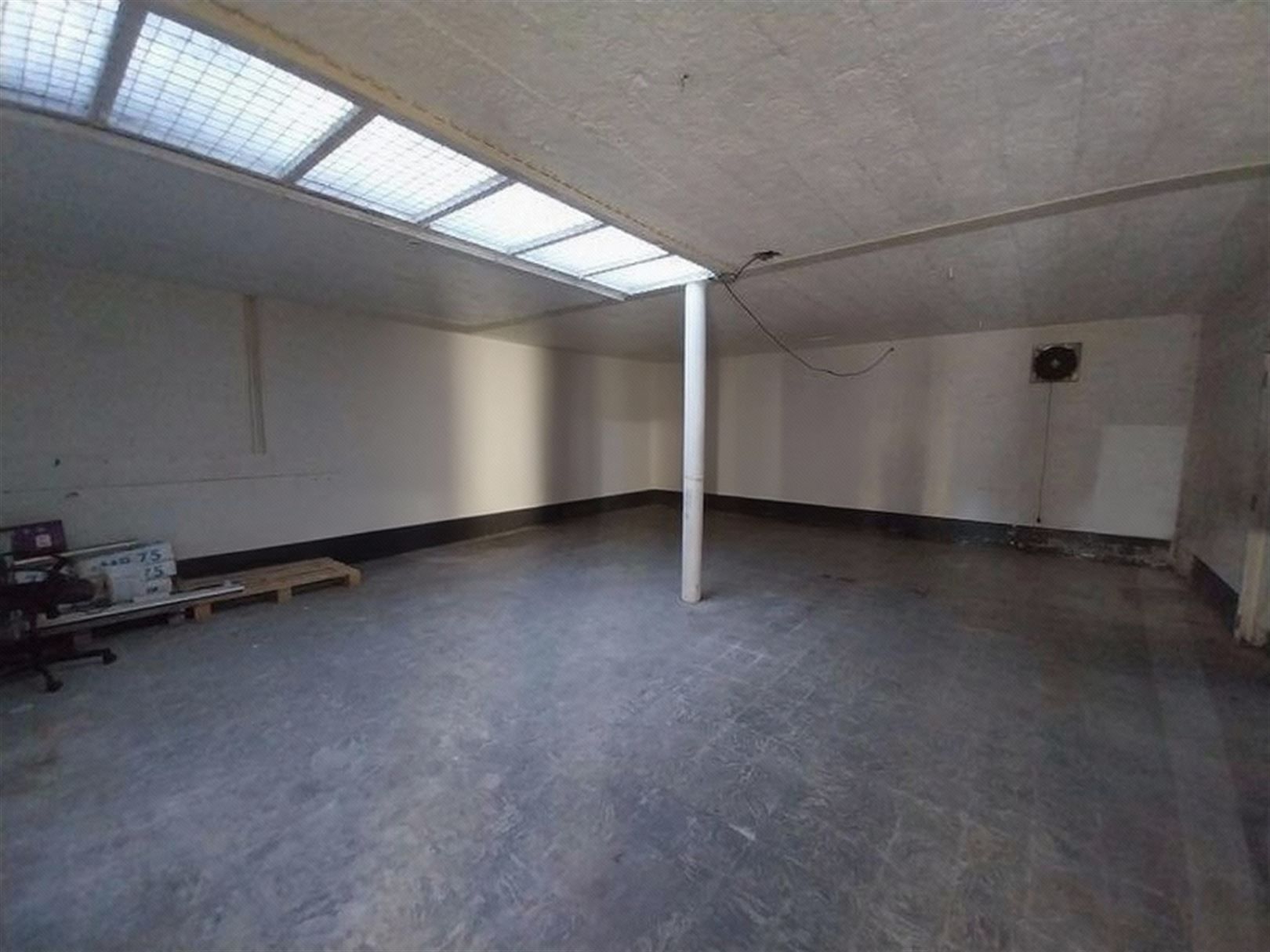 TE HUUR: Gunstig gelegen handelspand in Zolder! foto 4