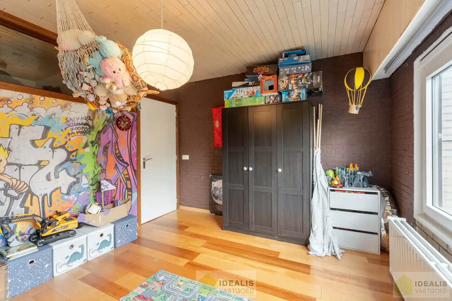 INSTAPKLARE GERENOVEERDE BUNGALOW MET LICHTRIJKE LEEFRUIMTE EN AANSLUITEND ZEER RUIME MODERNE KEUKEN, BADKAMER, VERANDA EN 3 GOEDE SLAAPKAMERS OP EEN KNAP PERCEEL VAN 9A 48A. DAARNAAST IS DE WONING VOLLEDIG ONDERKELDERD! Deze goed ingedeelde woning omvat +-145m² bewoonbare oppervlakte verdeeld over een lichtrijke woonkamer met aansluitend een zeer ruime moderne keuken, badkamer, veranda, 3 goede slaapkamers en tevens is de woning volledig onderkelderd. De woning is gelegen op een aangenaam perceel van 9a 48ca vlakbij het centrum van Bree, op fietsafstand van winkels, horeca en scholen,… Zeer geschikt voor kandidaten op zoek naar een gerenoveerde woning die ruimte en rust biedt doch dicht bij allerlei faciliteiten is gelegen. foto 19