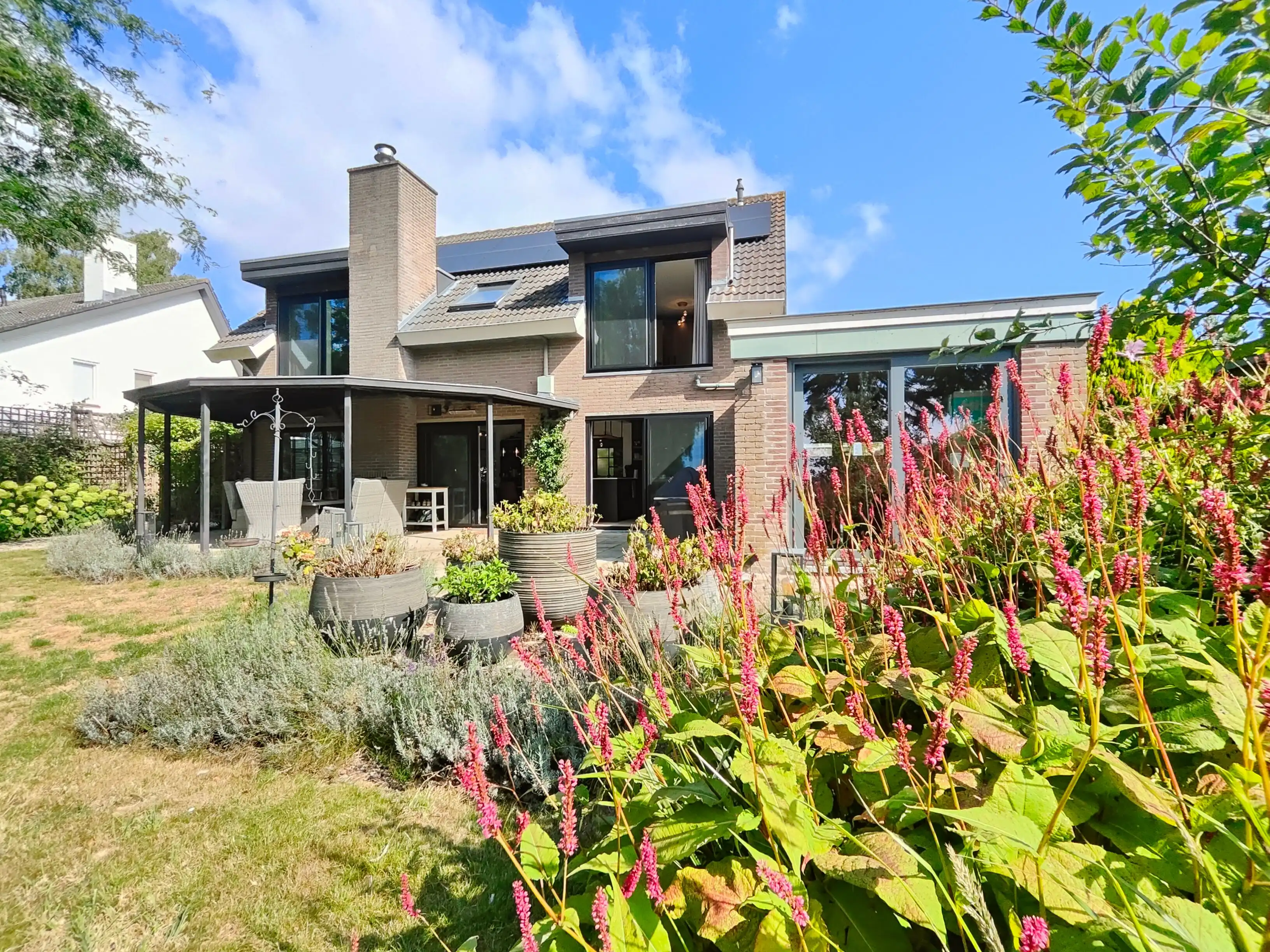 Volledig gerenoveerde VILLA op de grens met Knokke  (NL) ! Deze moet je in het echt komen zien! foto {{pictureIndex}}