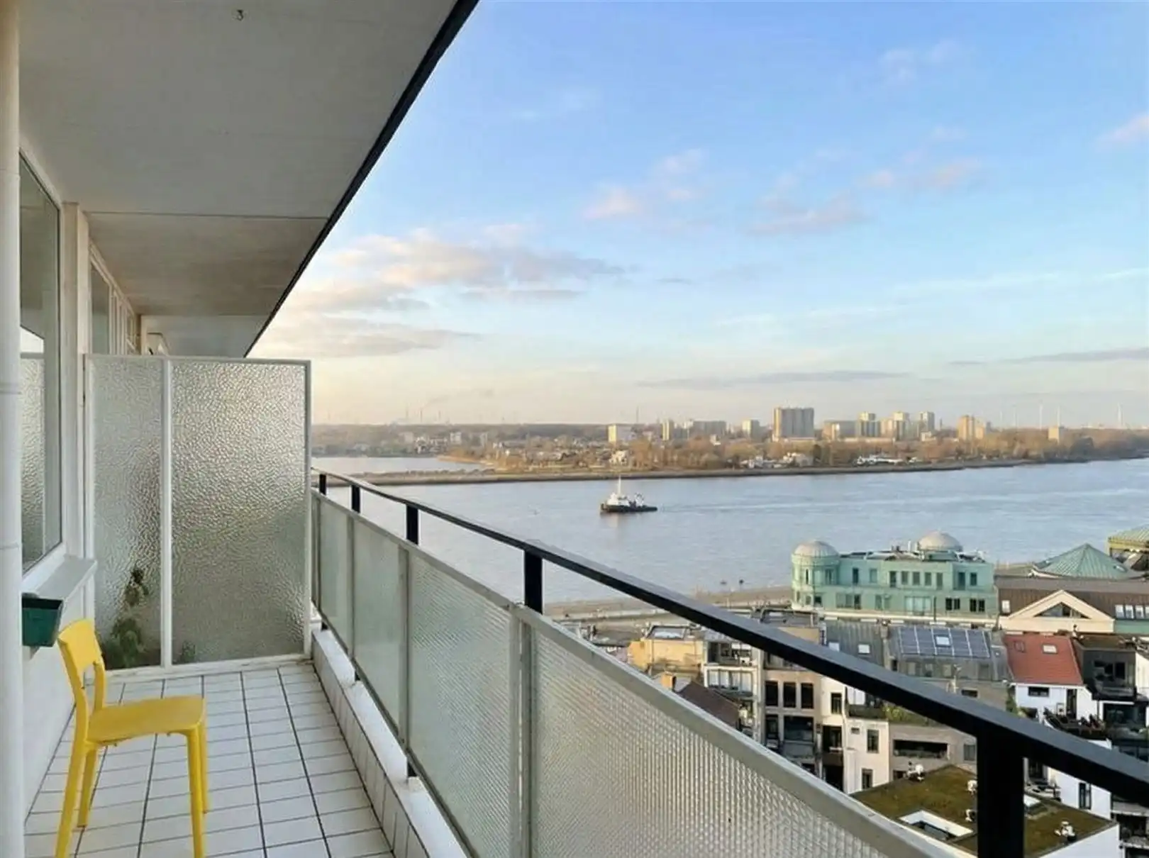 Gemeubeld hoekappartement (12e verdieping) met 3 slaapkamers foto 3