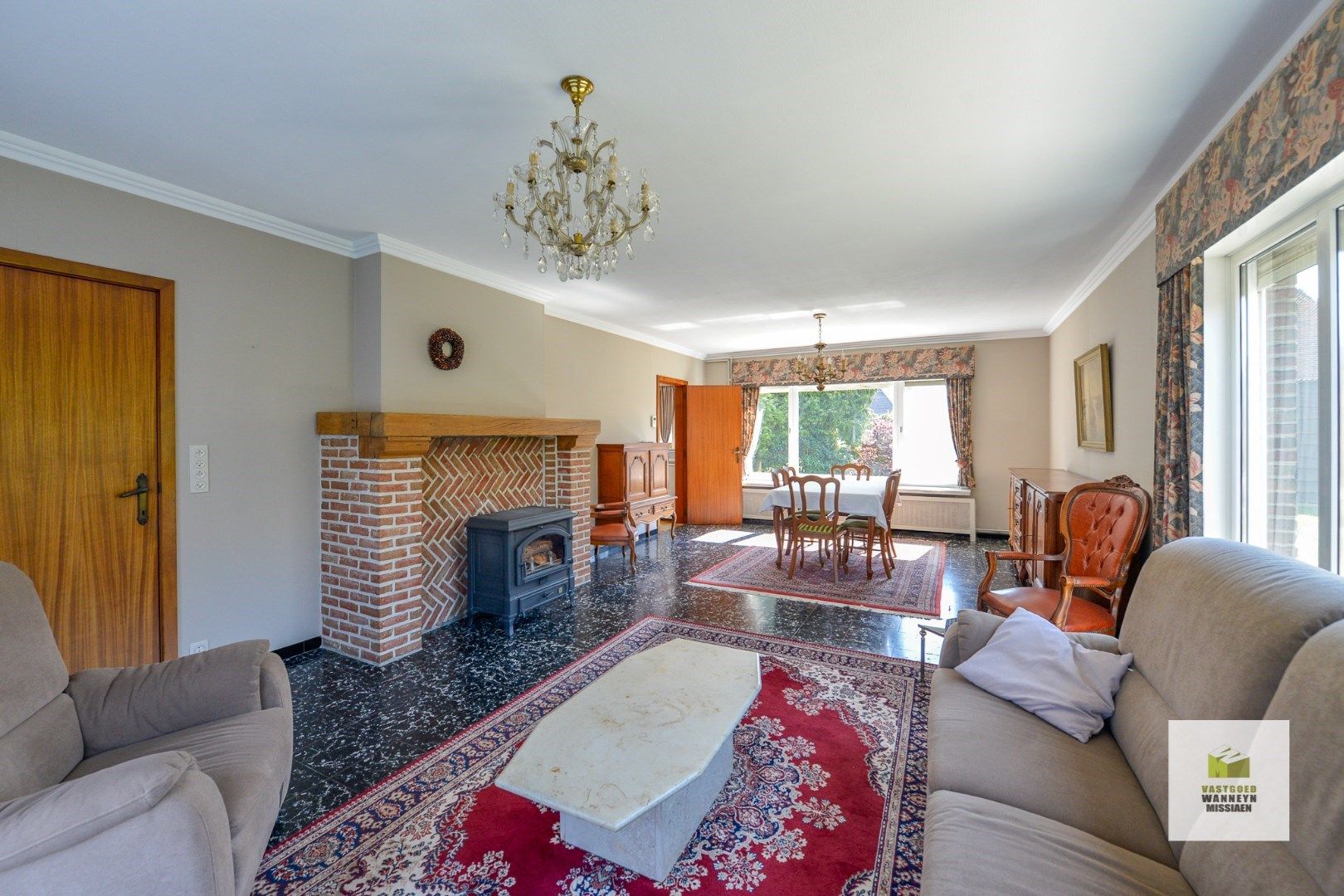 Ruime te renoveren villa met 4 slaapkamers en loods op 1696m2 te centrum Wingene foto 6