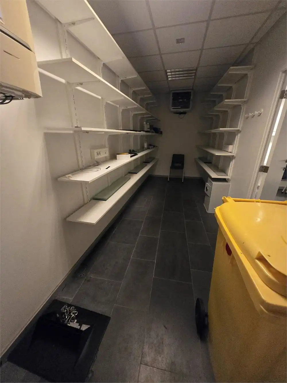 Ruim handelspand met brede vitrine in hartje Lier foto 10