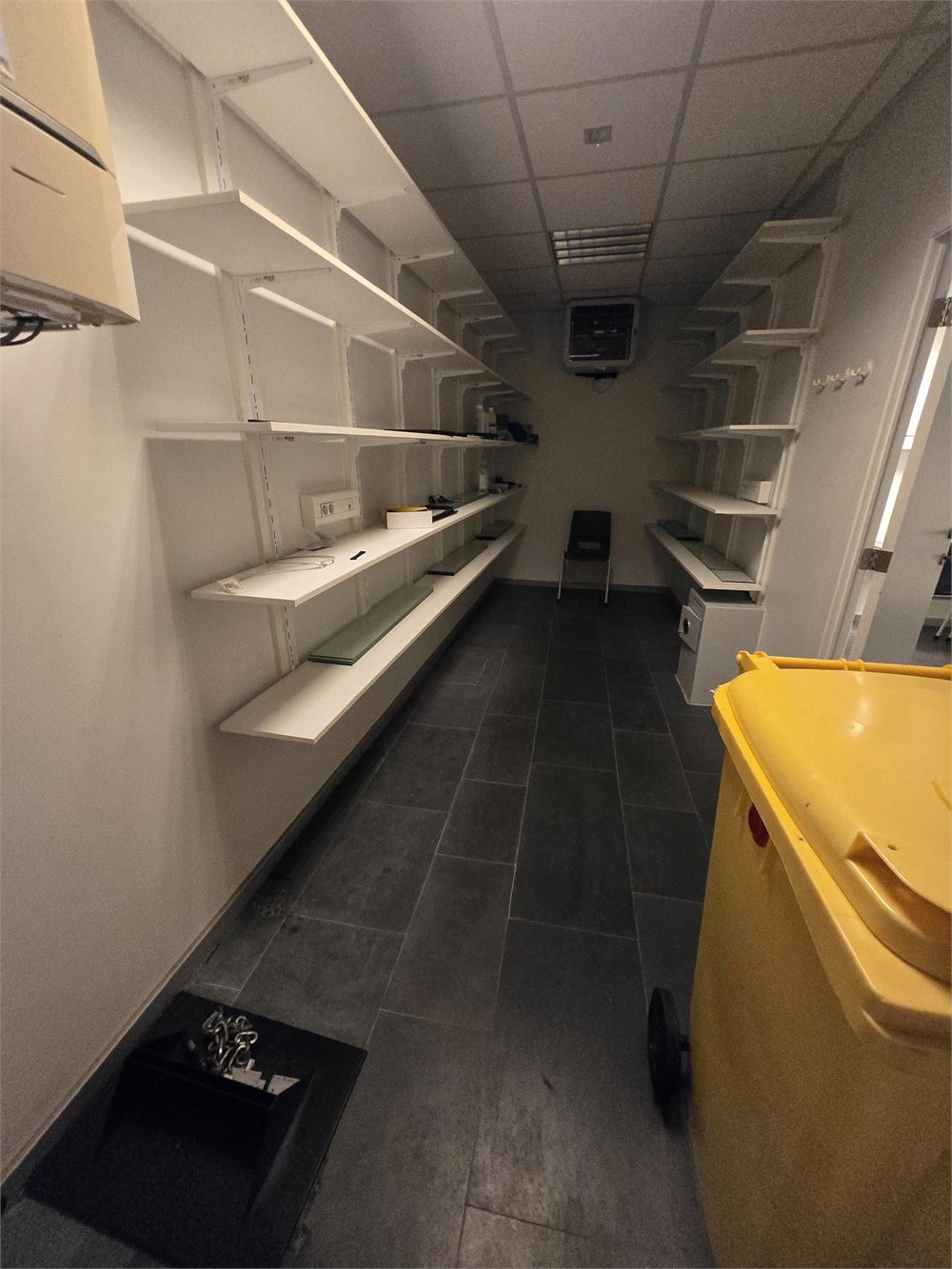 Ruim handelspand met brede vitrine in hartje Lier foto 10