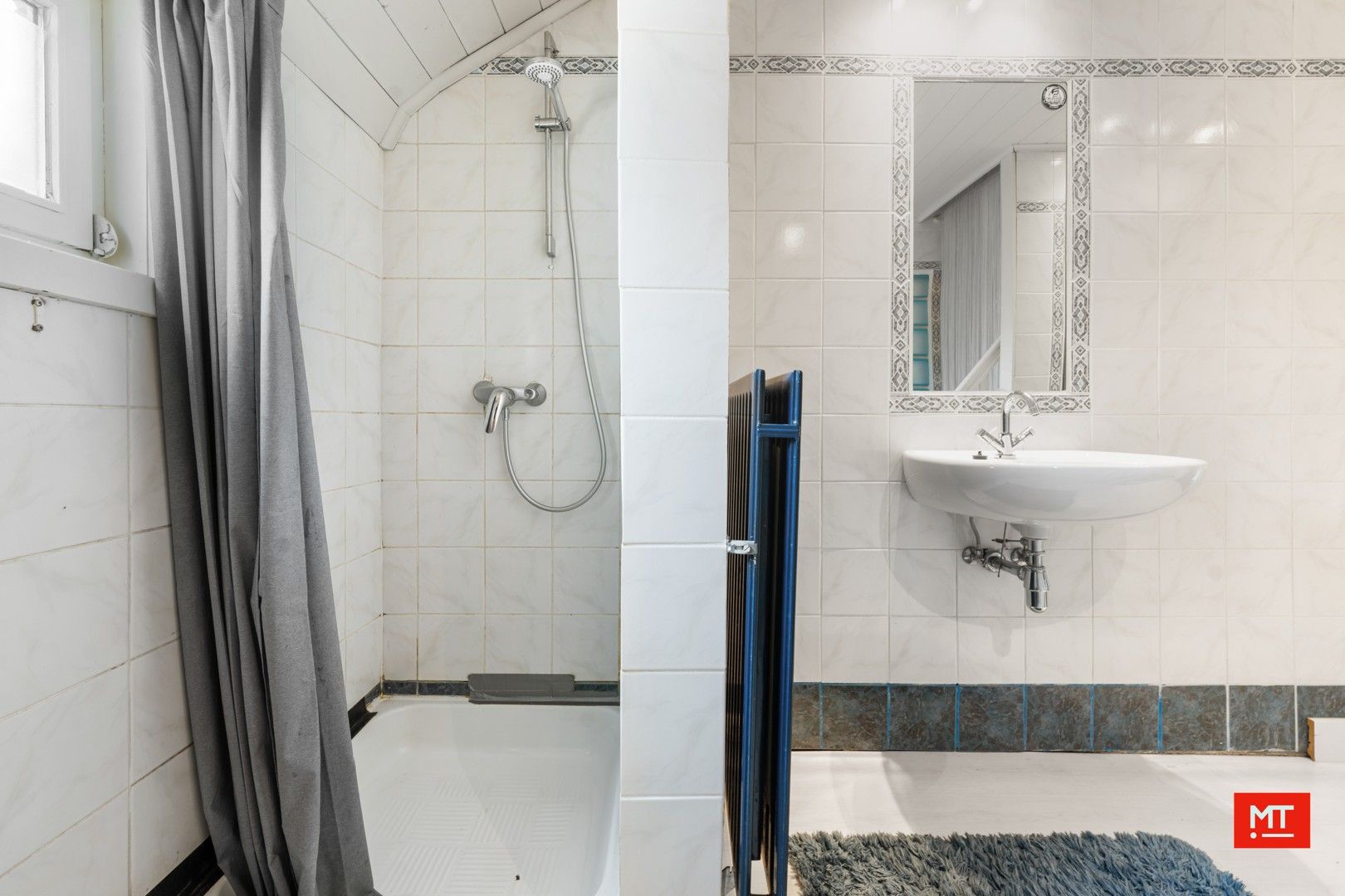 Bijzonder ruime woning met opslagruimte, dubbele garage en uitweg in centrum Langemark foto 11