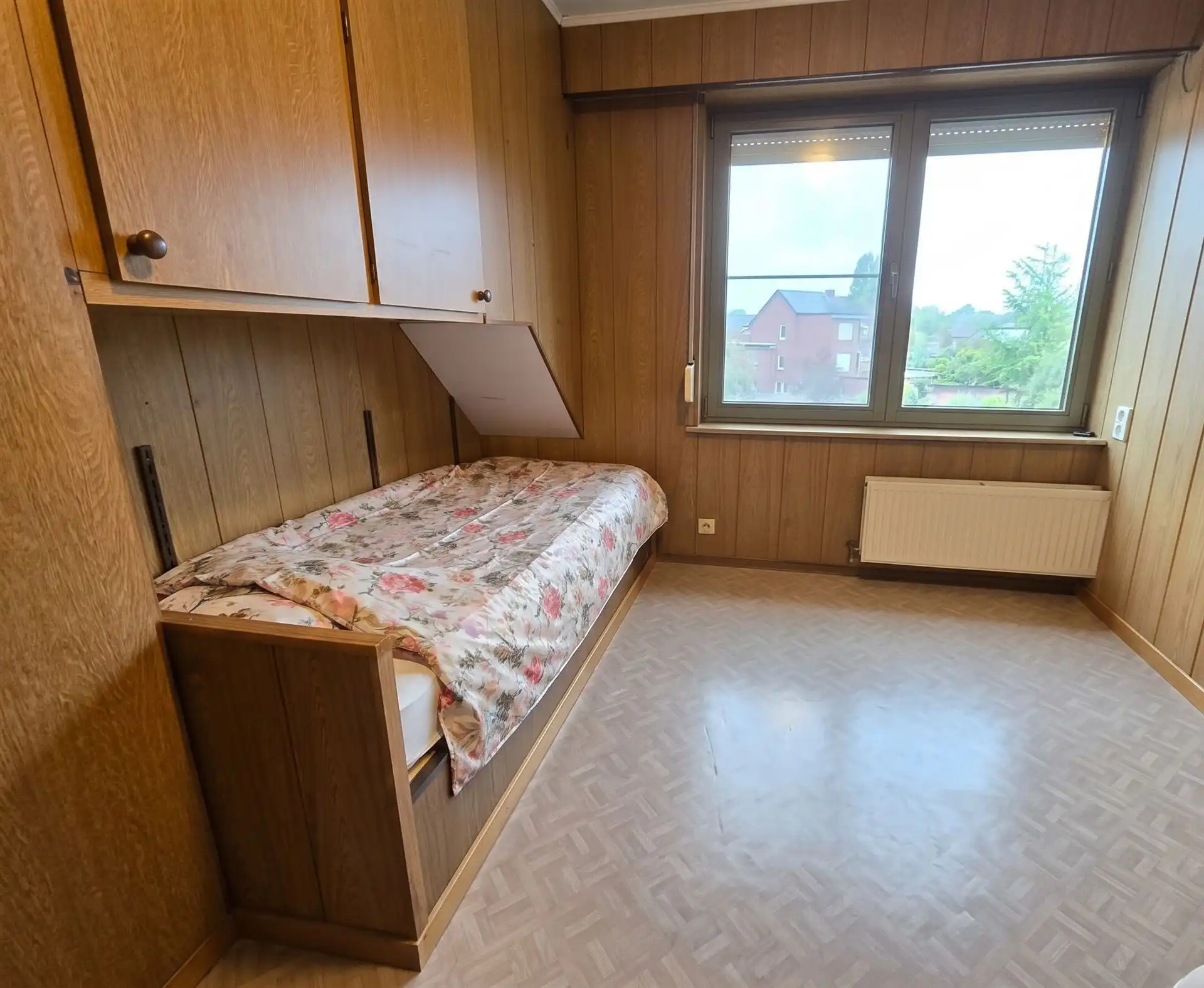 Instapklare, gerenoveerde bel-étage woning gelegen in een rustige doodlopende straat nabij het centrum van Kontich foto 9
