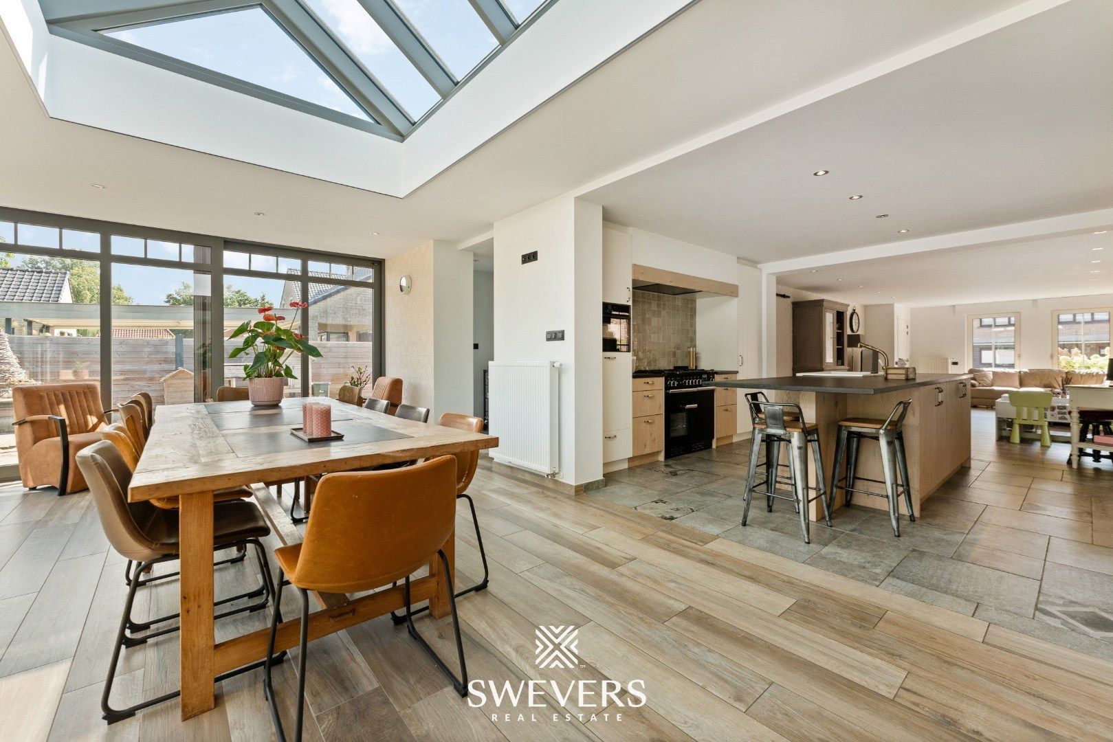 Ruime open bebouwing met nieuwe keuken en veranda foto 11