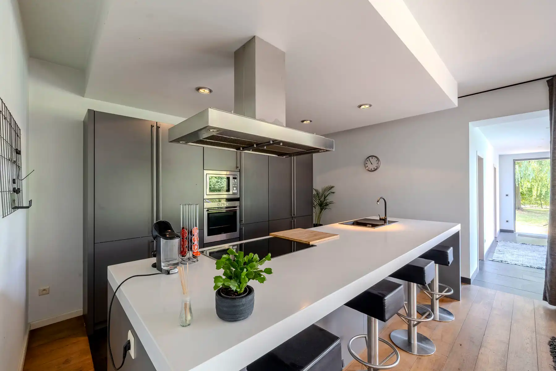 Moderne villa met zwembad op 1.282m² foto 13