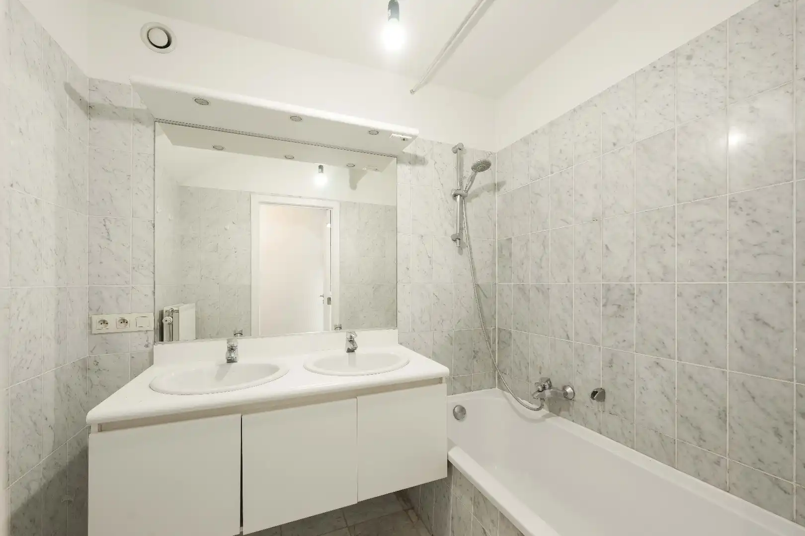 INSTAPKLAAR APPARTEMENT (146 m²) MET 3 SLPKS | STAANPLAATS + BERGING foto 9