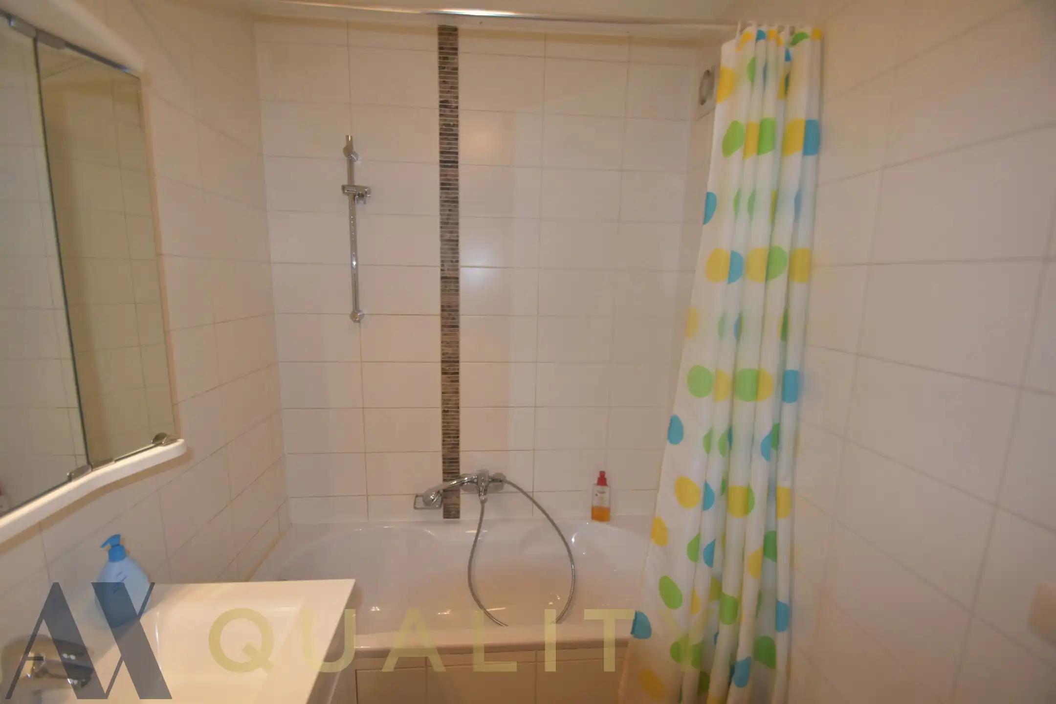 Centr. en rustig gel. energiezuin. 2 slpk.-appt. met terr., staanpl. en berging. Vrij vnf 01/05 foto 17