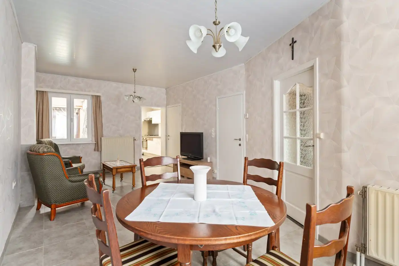 Leuke starterswoning met 2 slpk., garage en gezellig west-tuintje foto 2