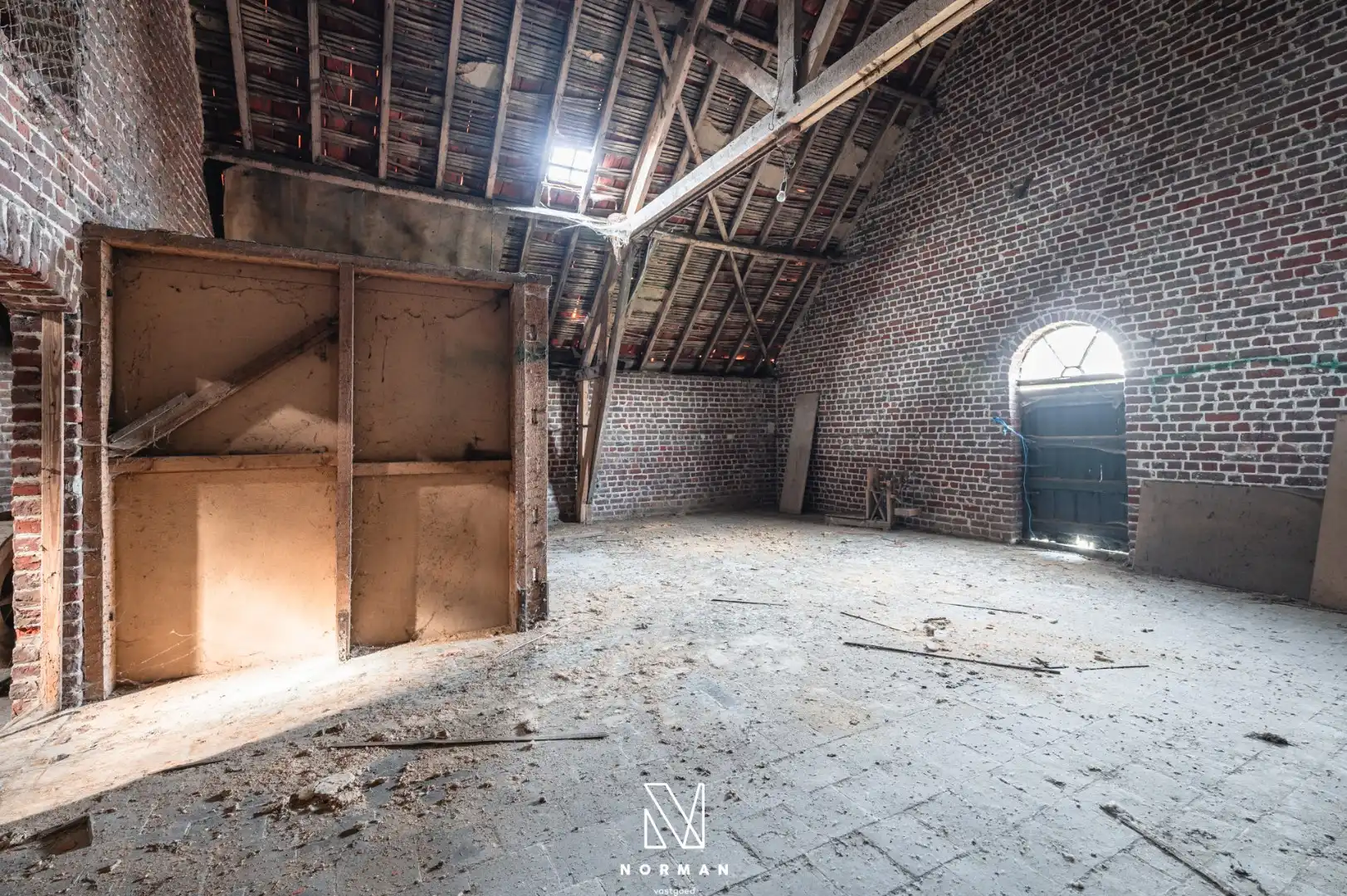 Unieke erfgoedhoeve op 33400 m² met dreef, bijgebouwen en landelijke vergezichten foto 28