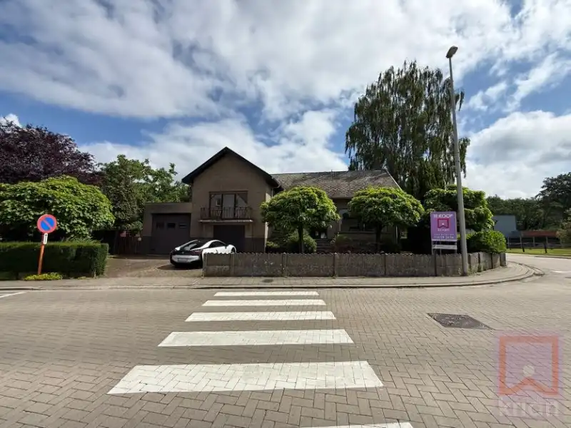 Ruime woning met tuin, 2 grote garages en kelder op 688m²! foto 2