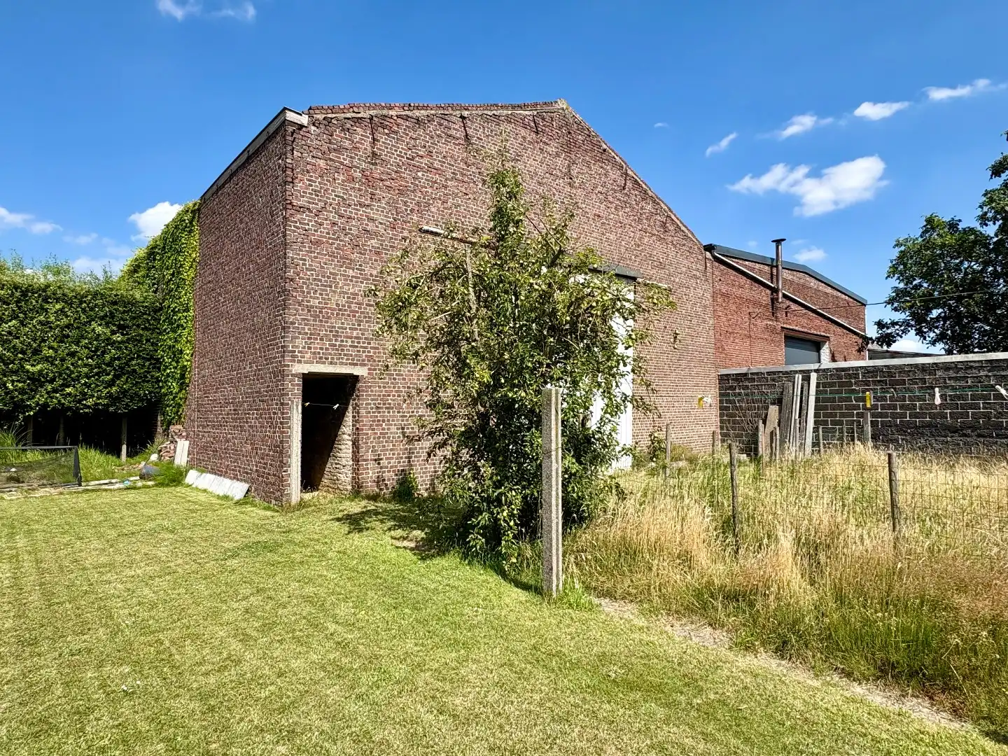 Hoofdfoto van de publicatie: Woning met magazijn van +-300 m² te koop in Bavikhove
