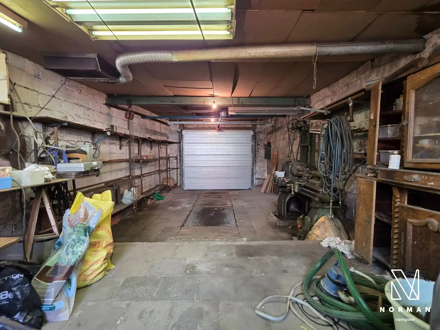 Centraal gelegen woning met uitweg achteraan via grote garage/atelier te Kuurne foto 16