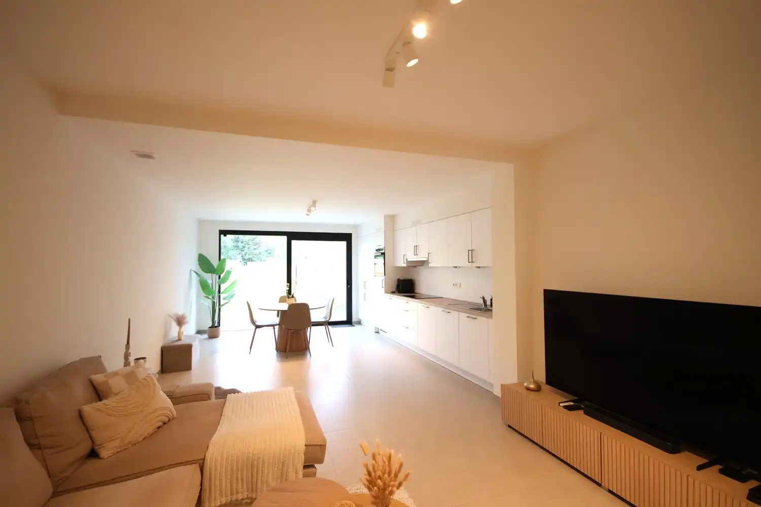 Modern vernieuwd gelijkvloers appartement met 1 slaapkamer en ruime tuin foto 2