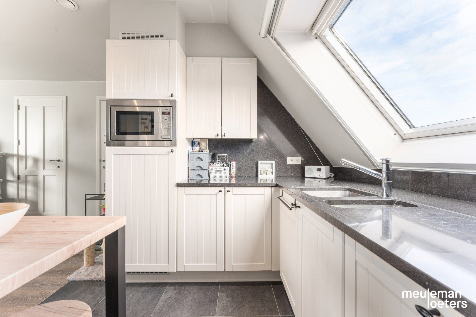 Lichtrijk duplexappartement met ruim terras en garage foto 6