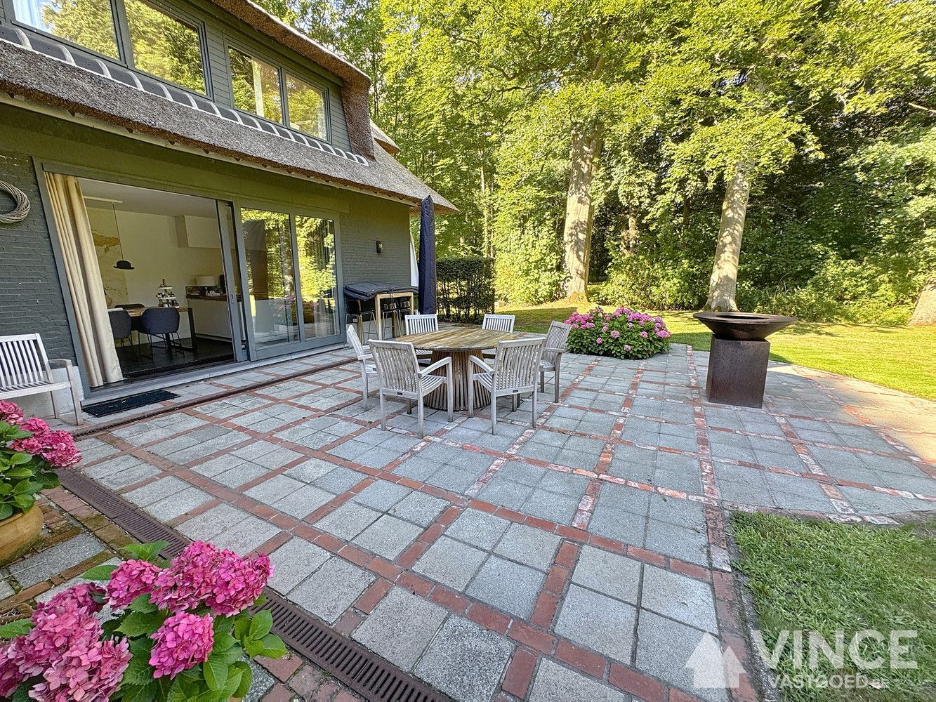 Prachtige villa met grote tuin foto 32