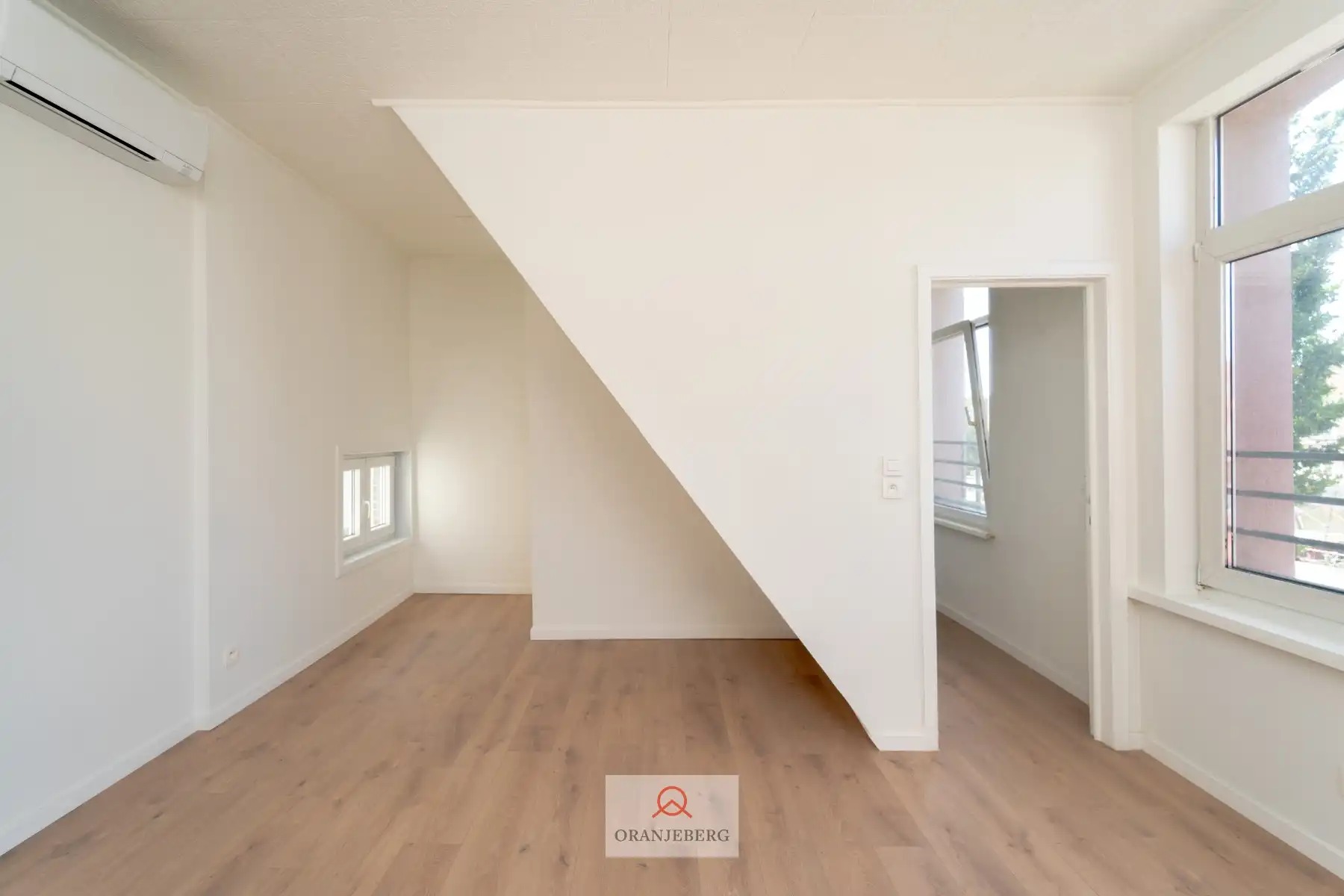 Gerenoveerde lichtrijke hoekwoning aan het water foto 21