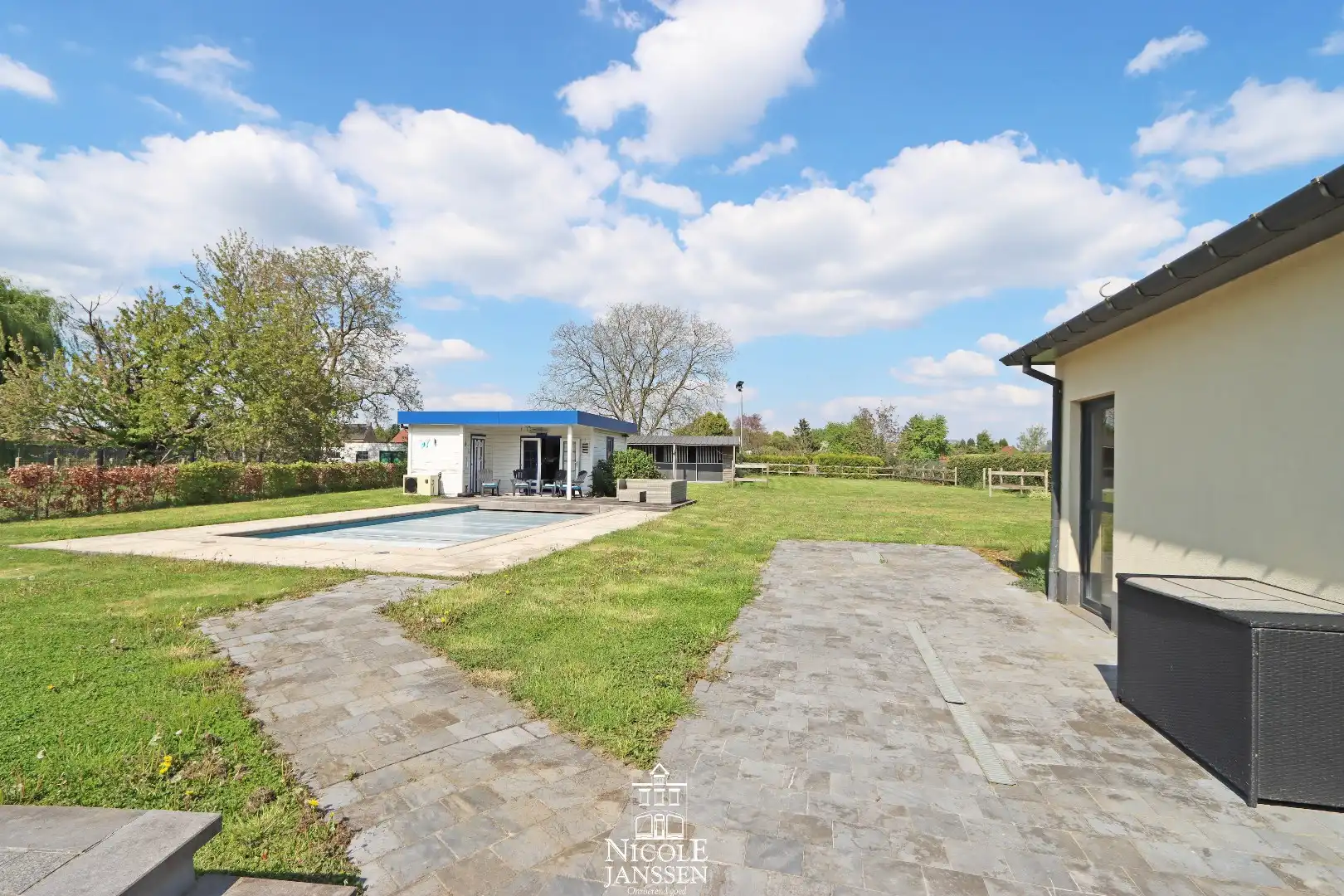 Vrijstaande ruime woning met dubbele garage en grote tuin met zwembad foto 34