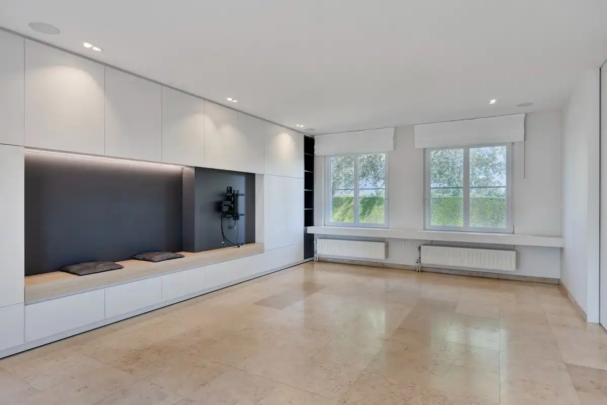 Kloeke villa met 4 slaapkamers en dubbele garage foto 5