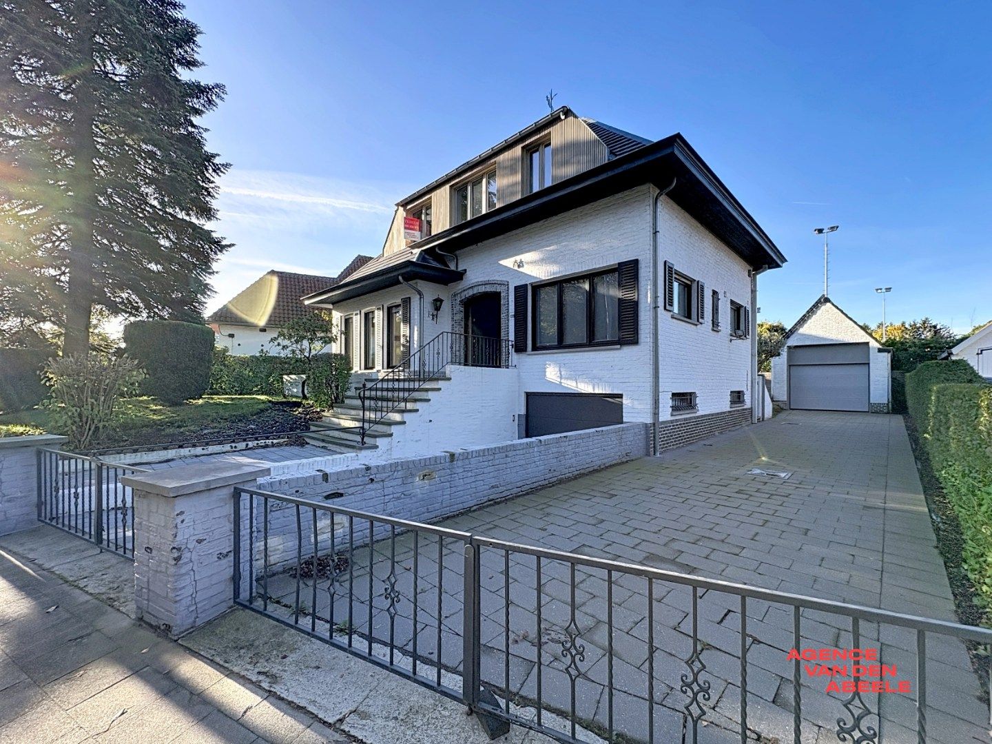 Ruime alleenstaande villa met grote tuin en veranda foto 2