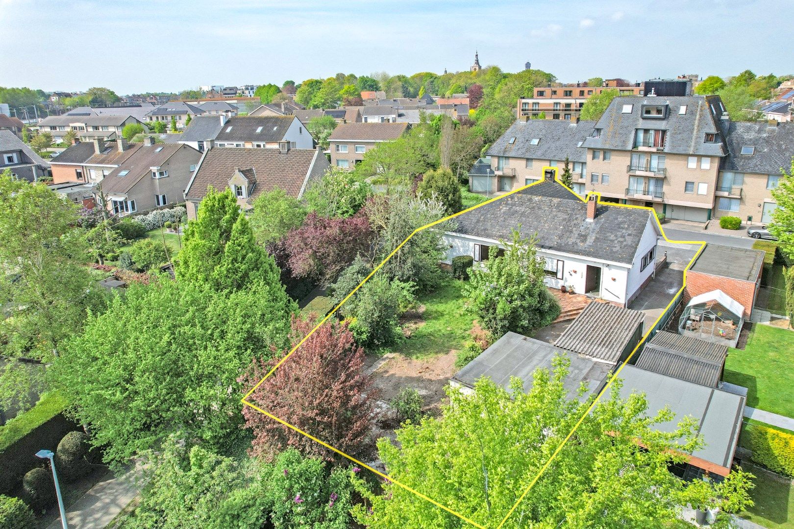 Gelijkvloers villa op 750m² in centrum Diksmuide! foto 3