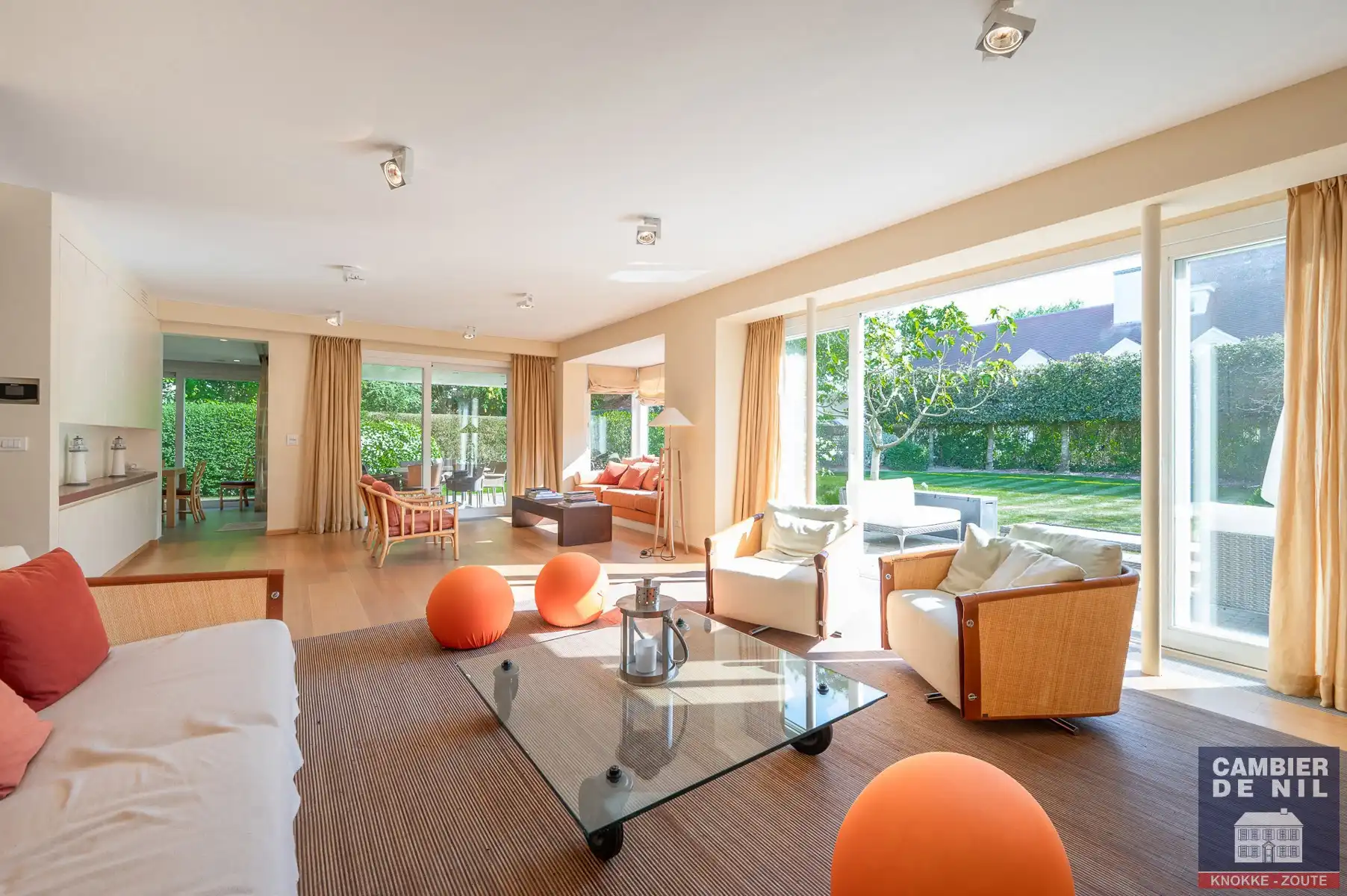 Ruime, gemeubelde koppelvilla aan de Royal Zoute Tennisclub. foto 2