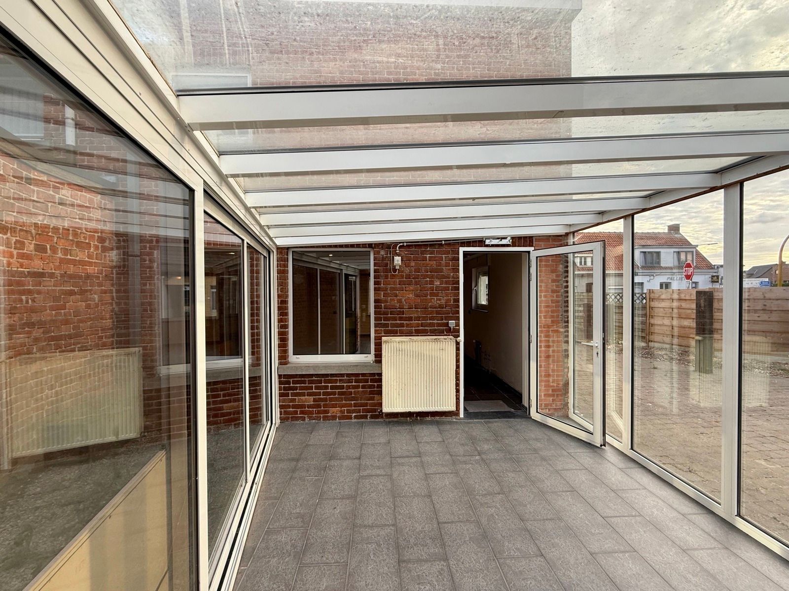 Half open woning met 4 slaapkamers, tuin en garage foto 9