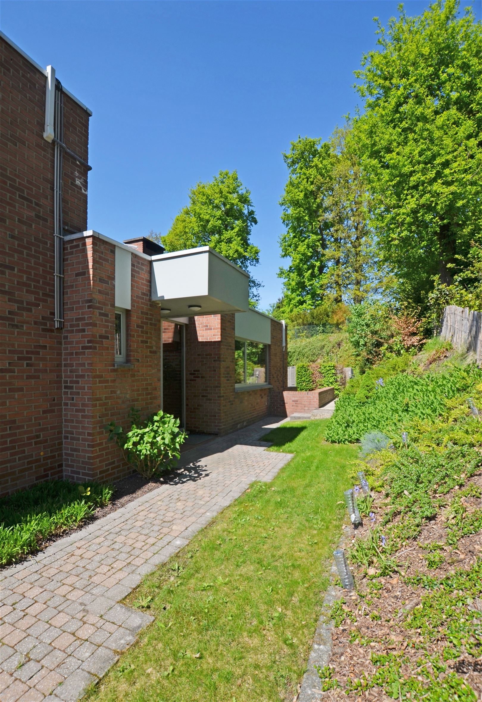 Gerenoveerde gezinswoning met groen zicht foto 24