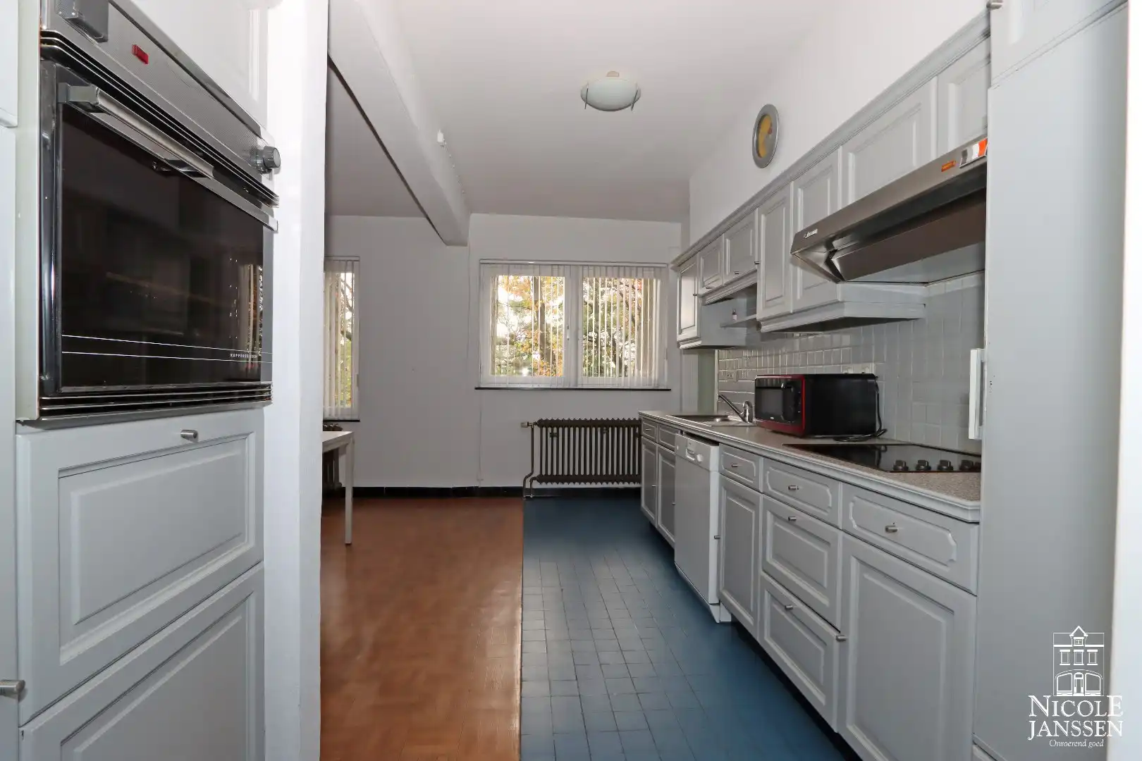 Grote loods en handelspand met bovengelegen woonst net buiten het centrum van Maaseik foto 17