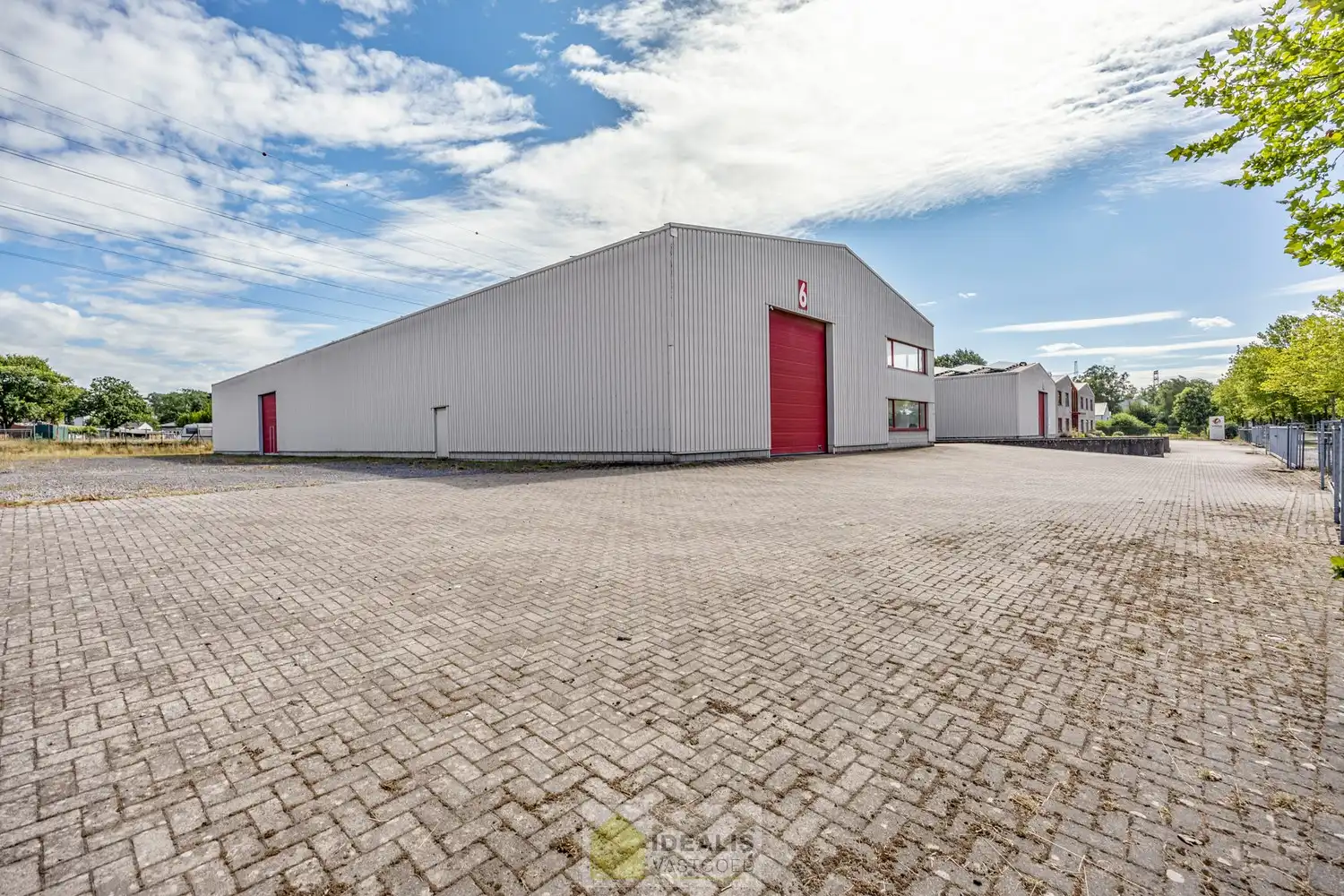 IDEALIS VASTGOED – Industrieel bedrijfsgebouw van maar liefst +-5000m² bruikbare oppervlakte, bestaande uit bedrijfshallen, kantoor- en vergaderruimtes en een appartement met een centrale ligging op industrieterrein Genk Zuid op een perceel van 10.326m² (1,03 hectare). foto 9