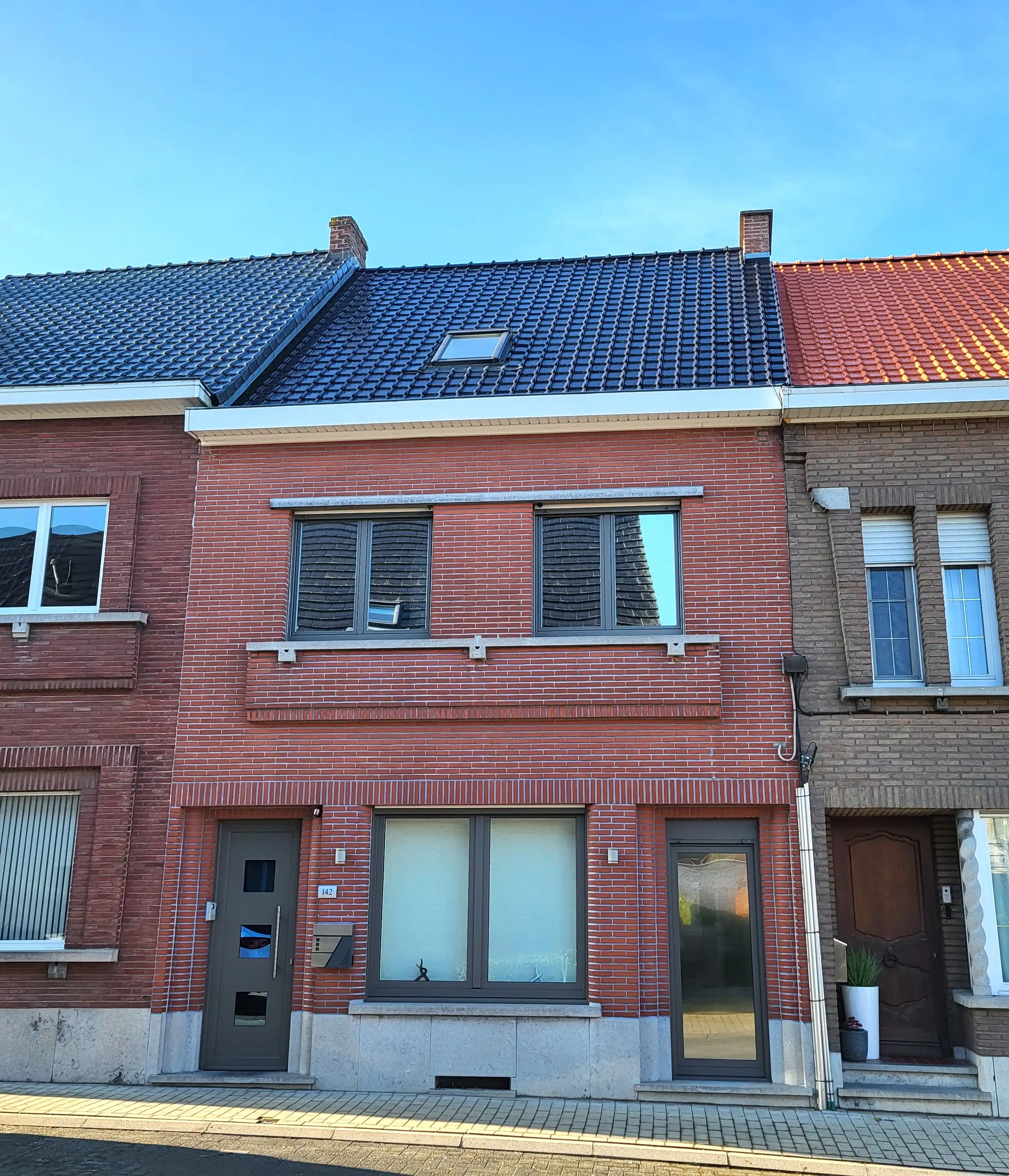 Hoofdfoto van de publicatie: Deze charmante en verrassend ruime woning combineert karakter met hedendaags comfort en is gelegen op een perceel van 341 m² met een zuidwestgericht terras.