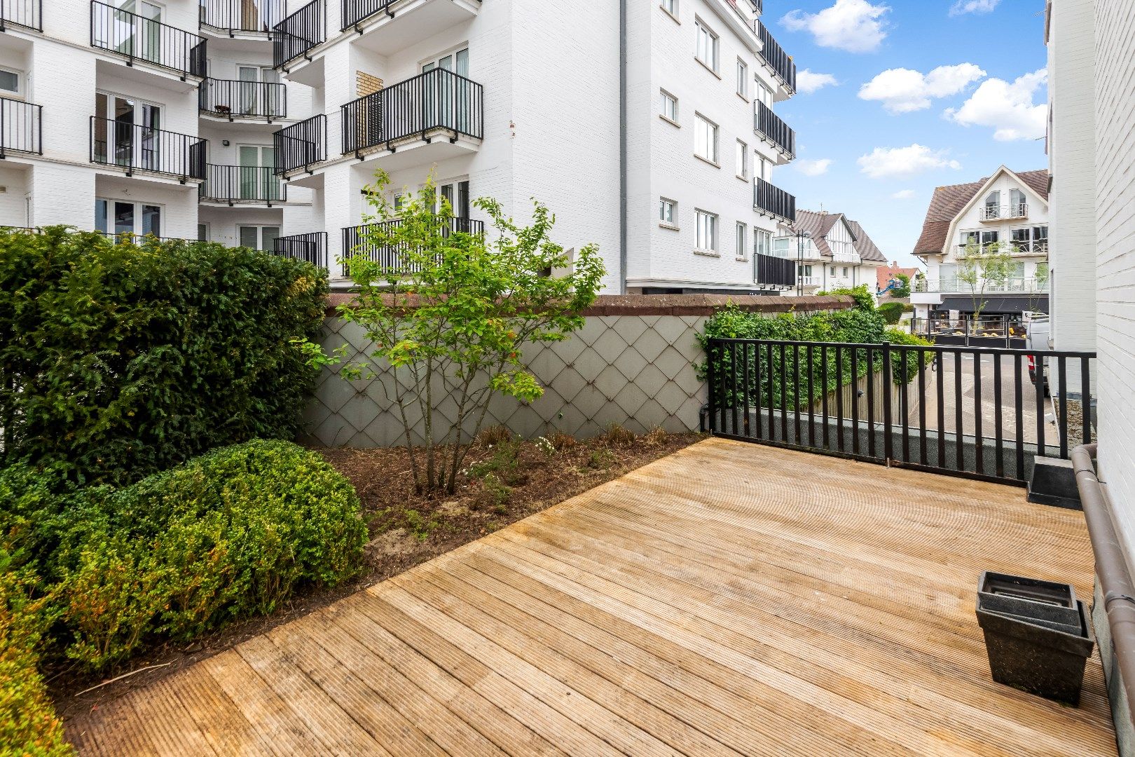 Ongemeubeld hoekappartement met veel licht en mooie terrassen vlakbij het Albertplein in het Zoute.  foto 9