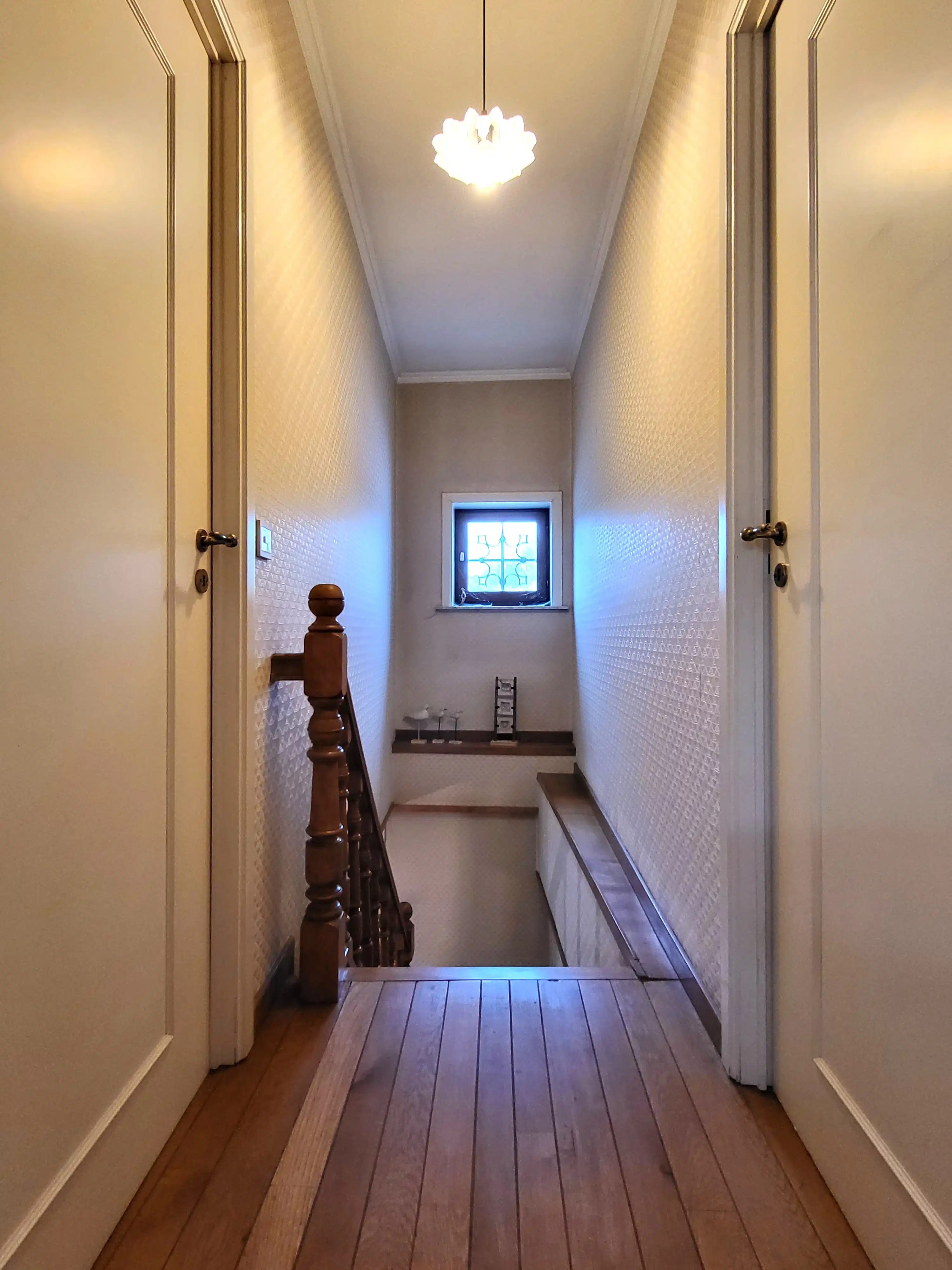 Dit veelzijdige pand met een grondoppervlakte van 240 m² combineert een ruime commerciële gelijkvloerse verdieping met een comfortabel appartement op de eerste verdieping. foto 15