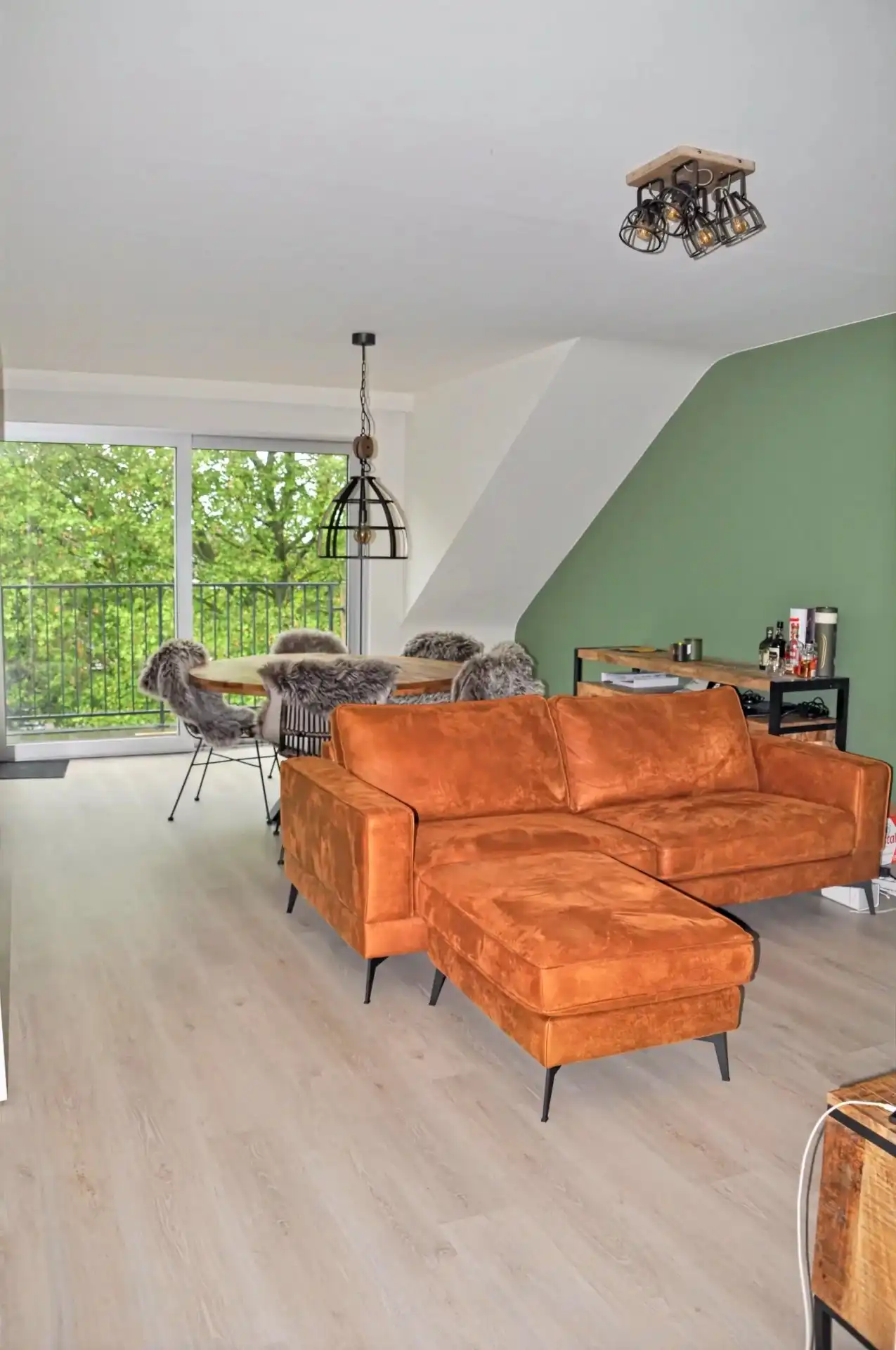 GEZELLIG APPARTEMENT MET 2 SLPKS VAN 74 M² OP EEN CENTRALE LIGGING IN HASSELT foto {{pictureIndex}}