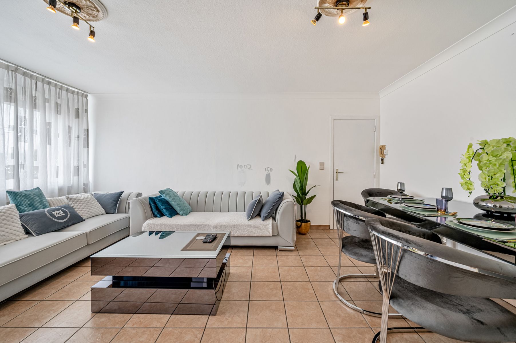 Op te knappen appartement met 2 slaapkamers en terras foto 4