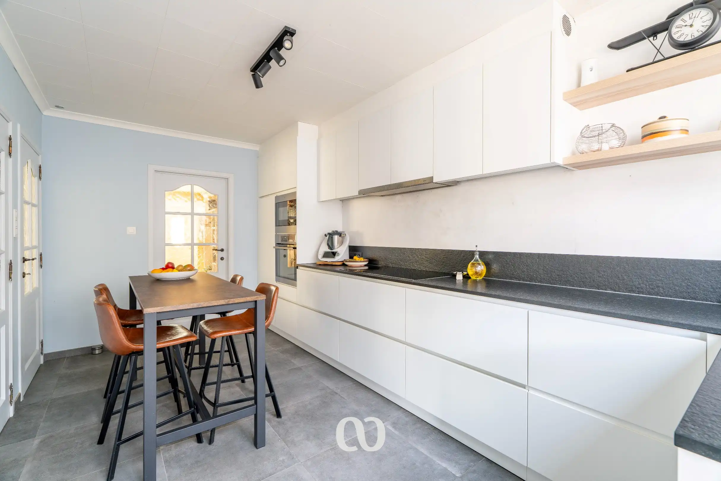 Ruime gerenoveerde woning met 4 slaapkamers in centrum Eine foto 5