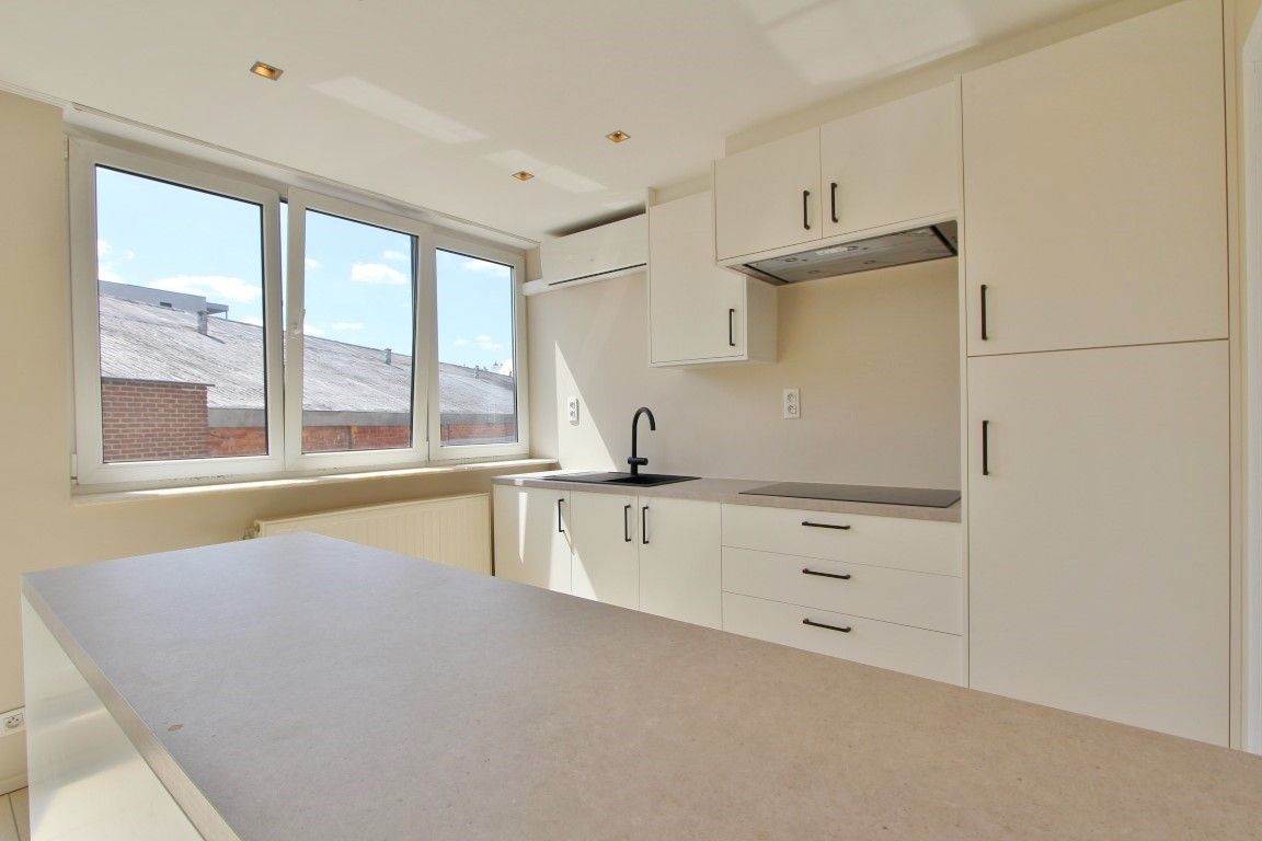 Ruim duplex appartement te huur in het centrum van Sint-Truiden foto 3