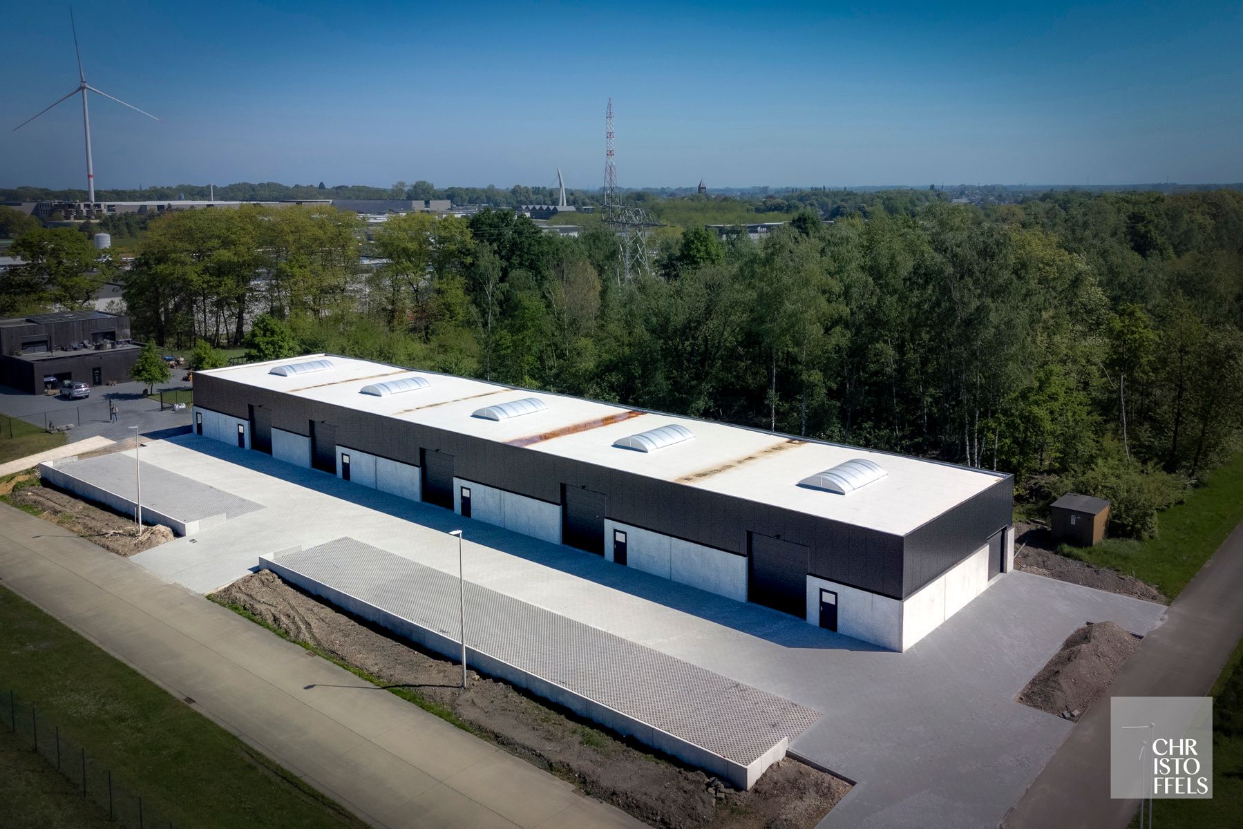 Nieuwe KMO-unit van 225m² op bedrijventerrein in Lanklaar!  foto {{pictureIndex}}