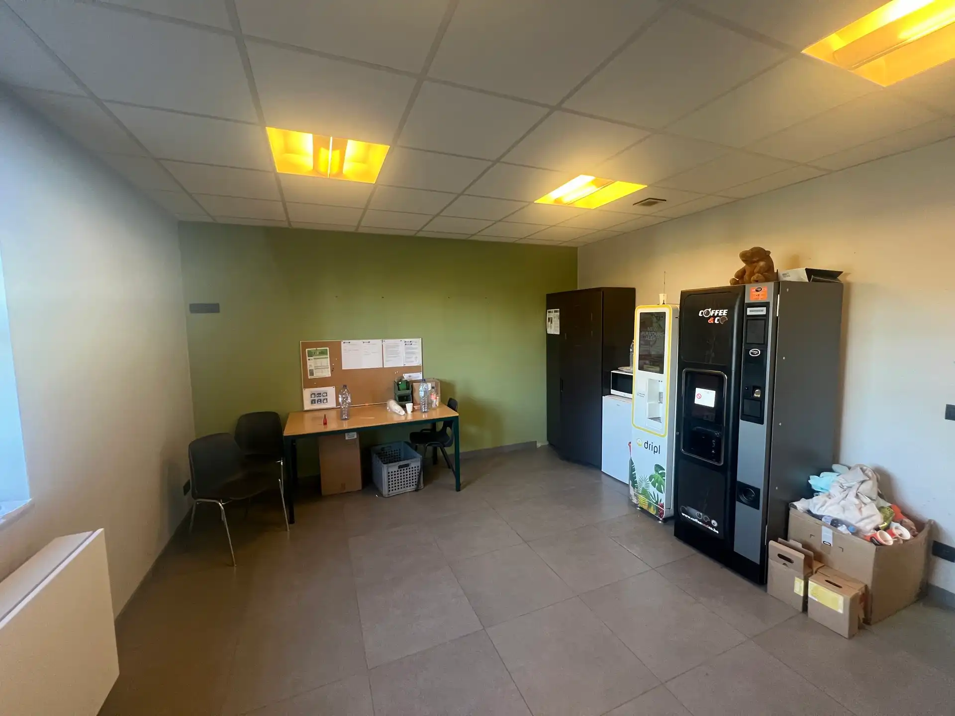 MULTIFUNCTIONEEL BEDRIJFSGEBOUW MET APPARTEMENT EN BUITENTERREIN foto 7