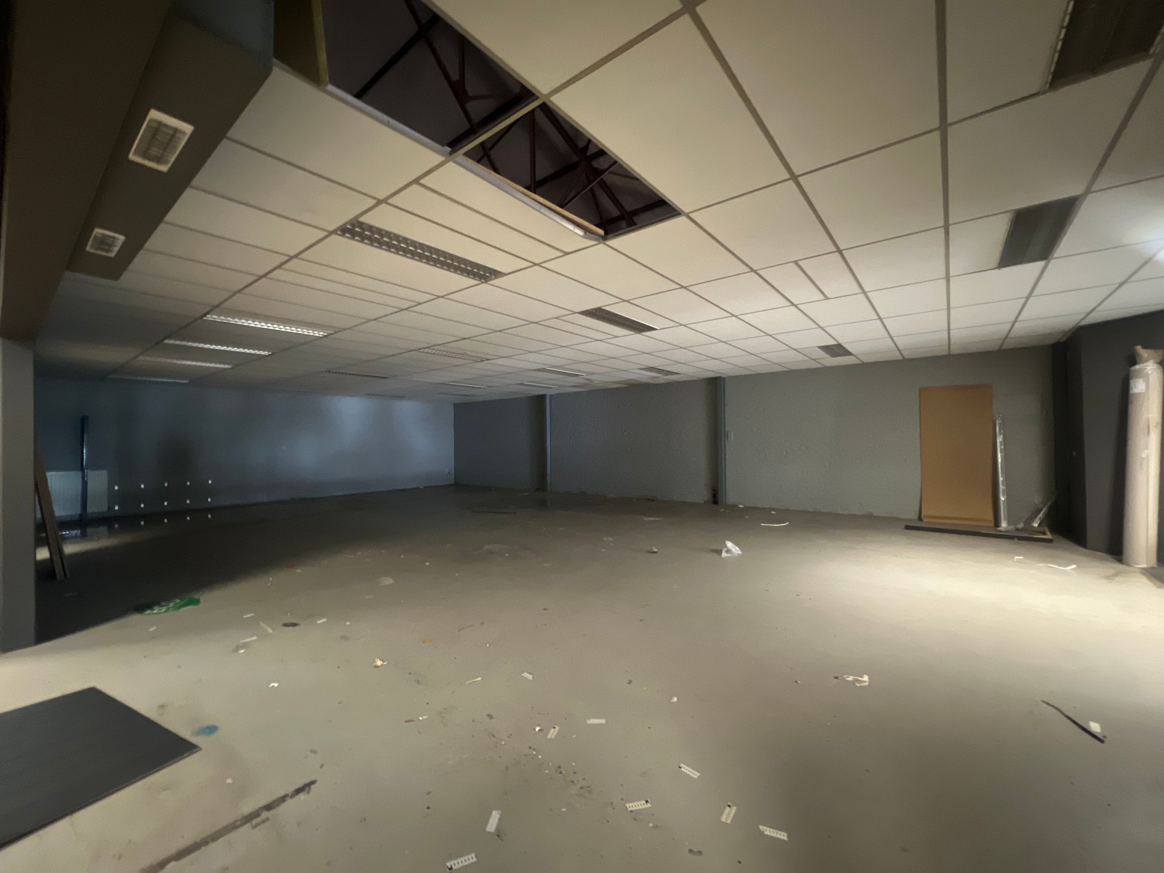 Ruim magazijn (1500m²) op perceel van 1920m²! foto 5