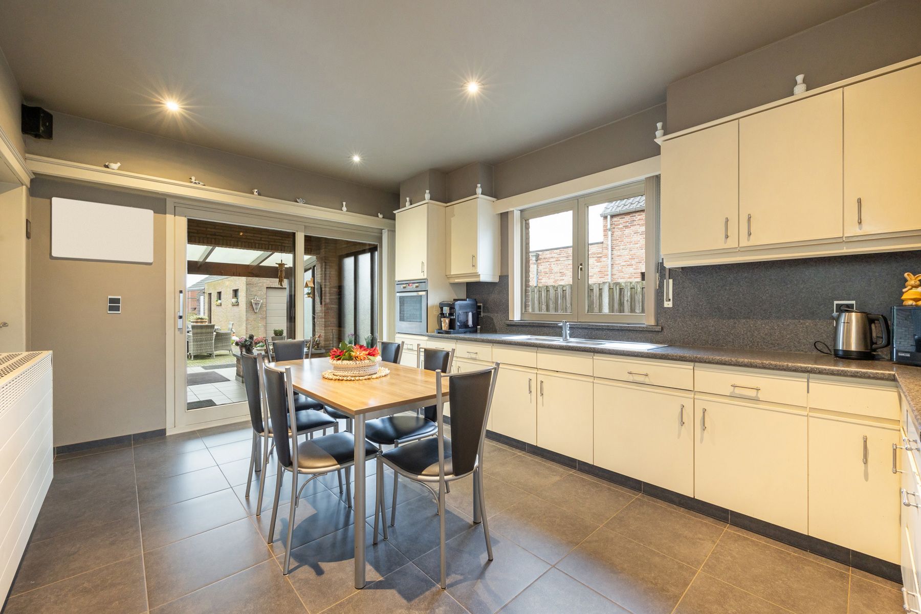 Gedeeltelijk gerenoveerde laagbouwwoning op perceel van ca. 1.516m². foto 7