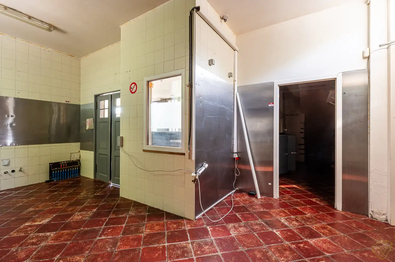 Veelzijdig handelspand met woonst op toplocatie in Lembeke foto 9