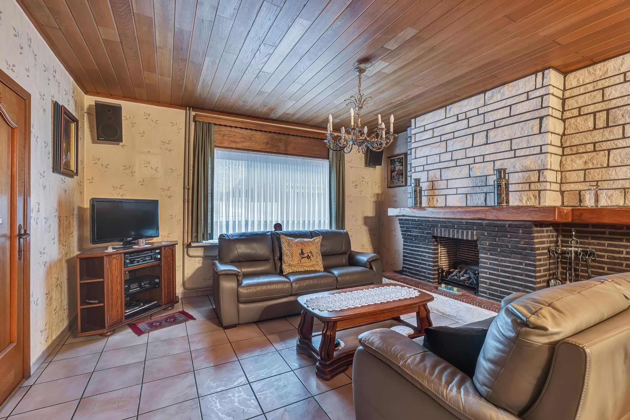 Ruime te renoveren woning met garage en veel potentieel foto 6