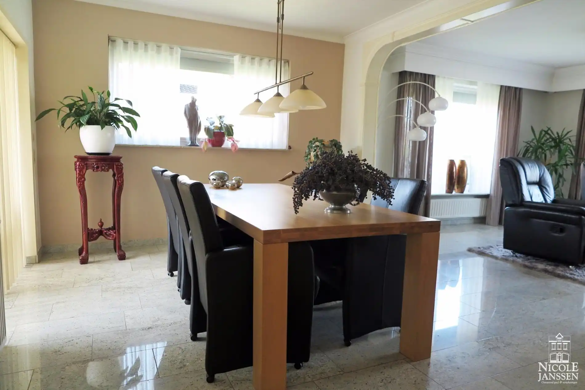 Praktisch split-level huis met mooi aangelegde tuin, zwembad en inpandige garage foto 10