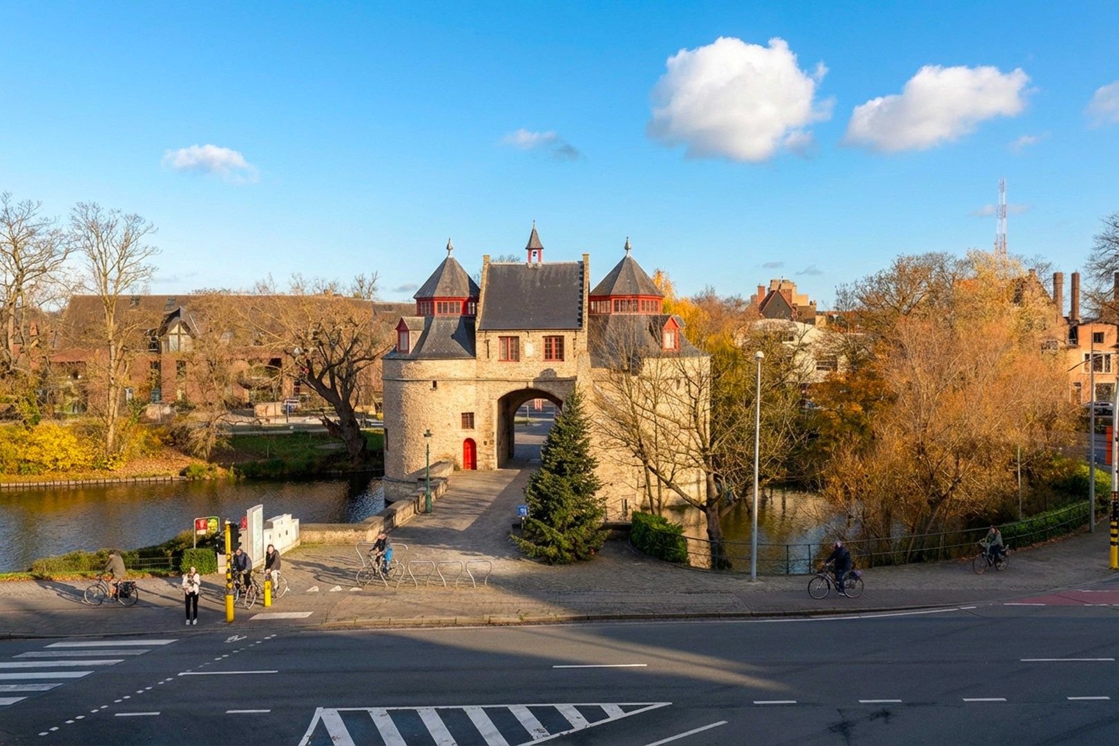 Iconisch neo-gotisch pand met uniek zicht op de Ezelpoort en het Stil Ende foto 16