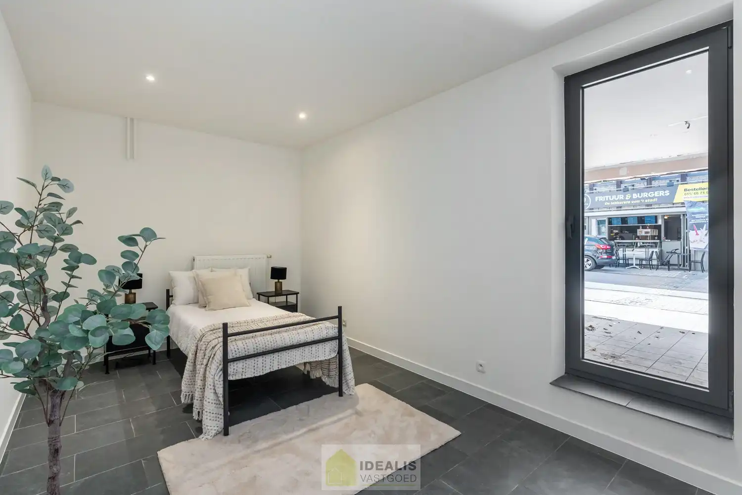 PRACHTIG GERENOVEERD GELIJKVLOERSAPPARTEMENT MET STADSTUIN IN HARTJE HAMONT! foto 5