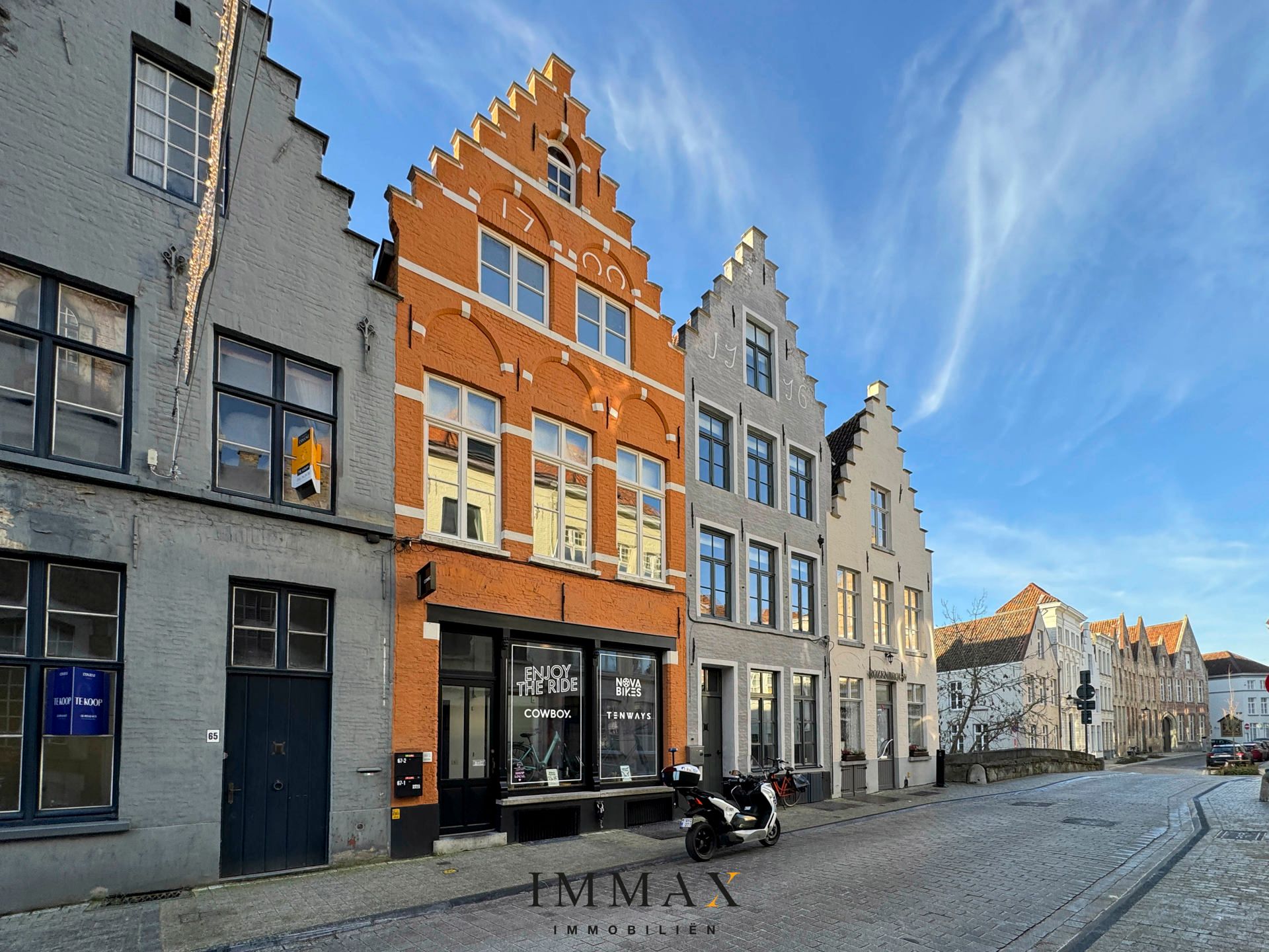 Gerenoveerde herenwoning met winkel en woonst foto {{pictureIndex}}